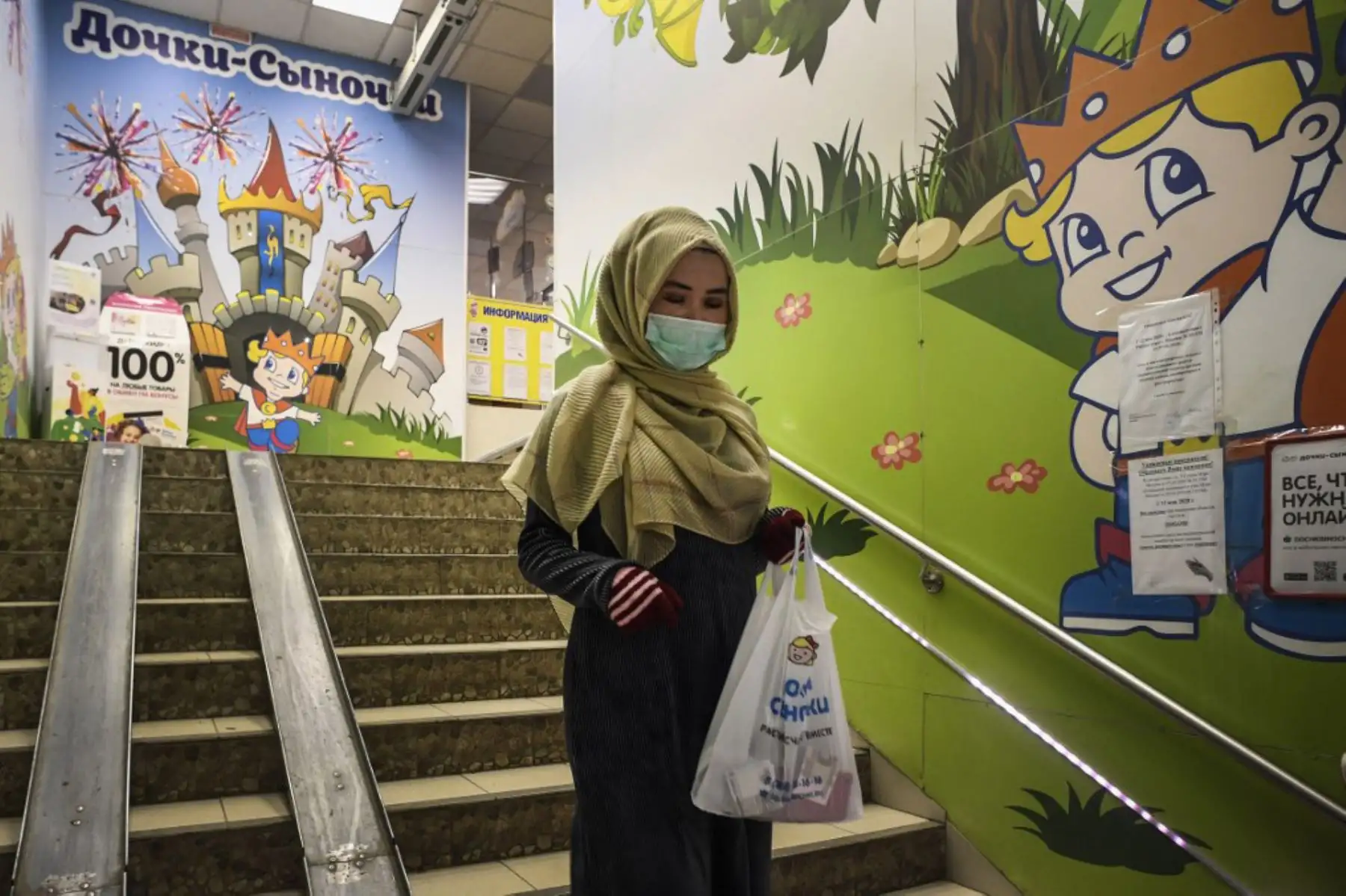 Una mujer lleva máscaras protectoras en un supermercado en Moscú el 13 de mayo de 2020, en medio de la propagación del coronavirus COVID-19. - Para evitar la escalada de la cantidad de infecciones, las autoridades de la ciudad han hecho obligatorio el uso de guantes y máscaras en el transporte público, tiendas y otros lugares bajo pena de una multa de 5.000 rublos (unos 63 euros). 

(Foto por Alexander NEMENOV / AFP)