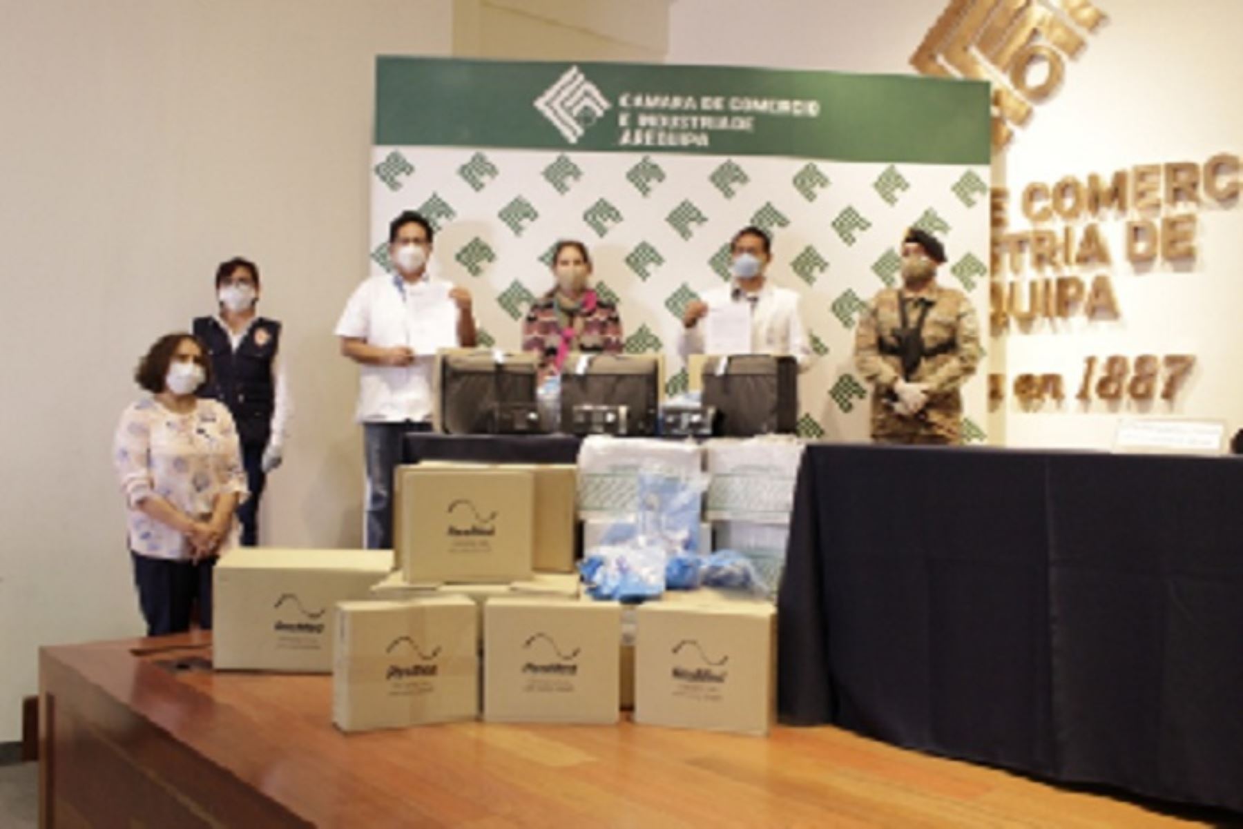 La presidenta de la Cámara de Comercio e Industria de Arequipa (CCIA), Jéssica Rodríguez, entregó el donativo que consta de 14 ventiladores artificiales para la atención de pacientes en cuidados intermedios.