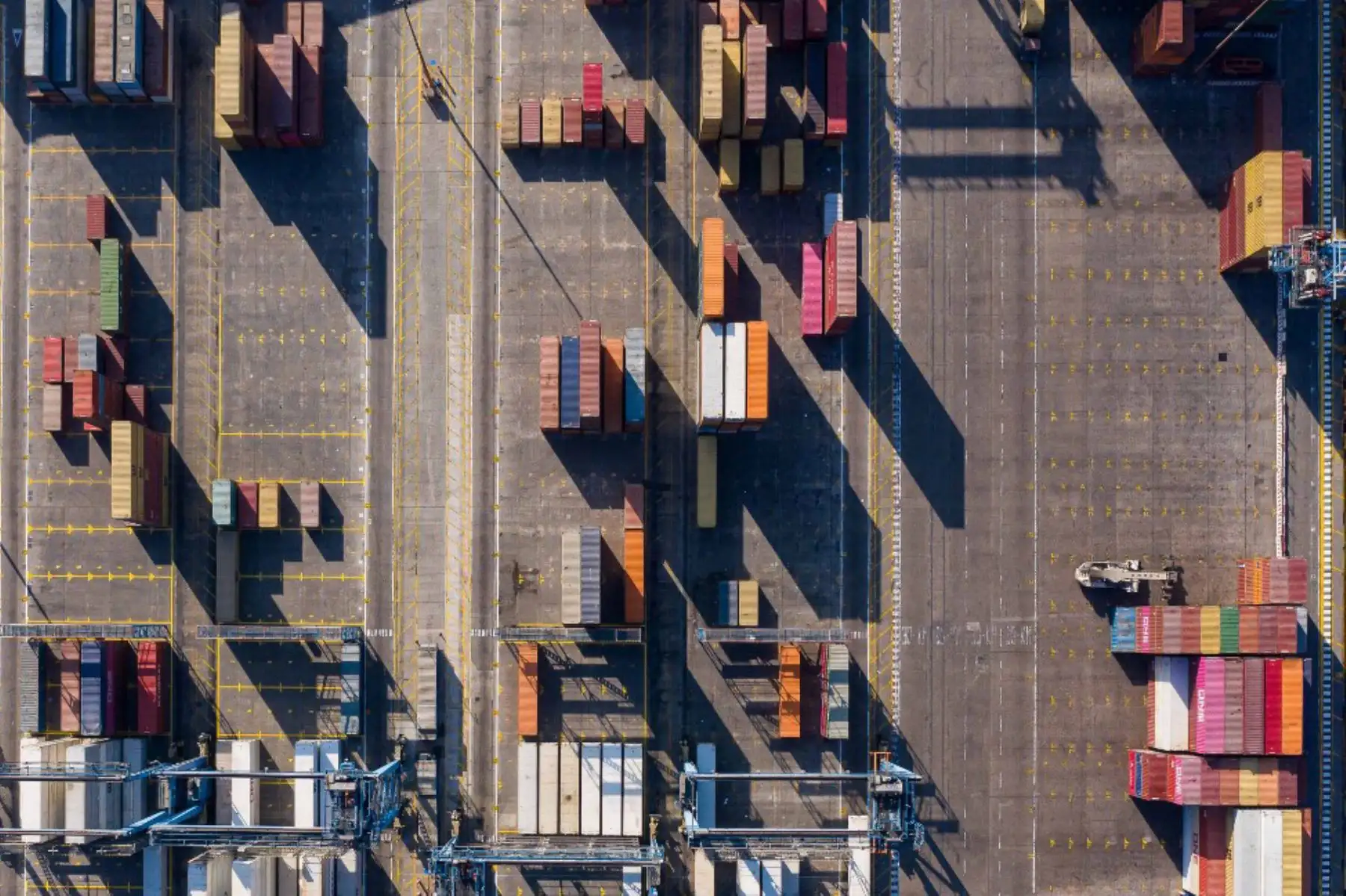 Vista aérea que muestra contenedores en un almacén del puerto en Valparaíso, Chile, visto el 10 de mayo de 2020 durante la nueva pandemia de coronavirus COVID-19.

(Foto por PABLO TOMASELLO / AFP)