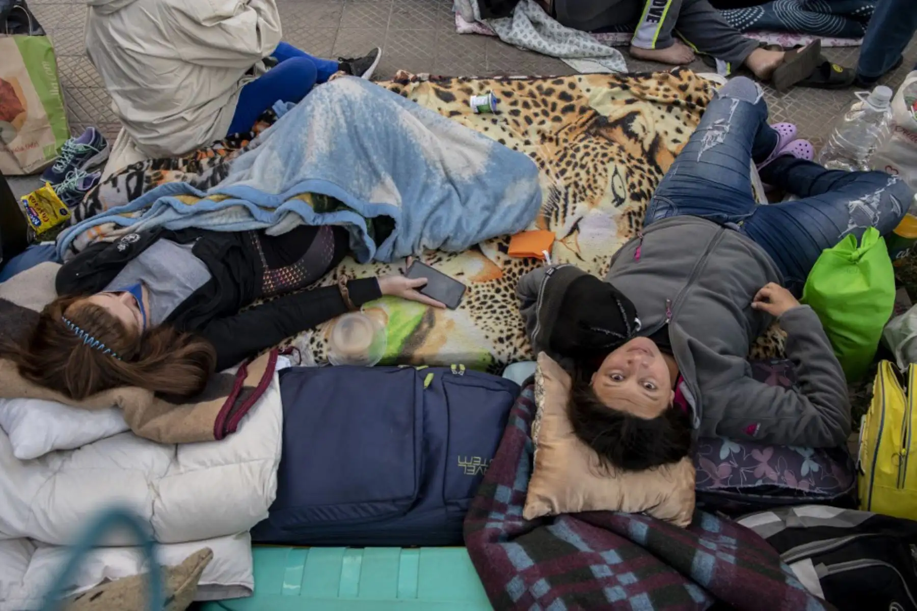 Los ciudadanos venezolanos varados permanecen fuera del consulado de Venezuela en Santiago el 11 de mayo de 2020, mientras esperan una solución después de que se cerraron las fronteras debido a la nueva pandemia de coronavirus.

(Foto por Martin BERNETTI / AFP)
