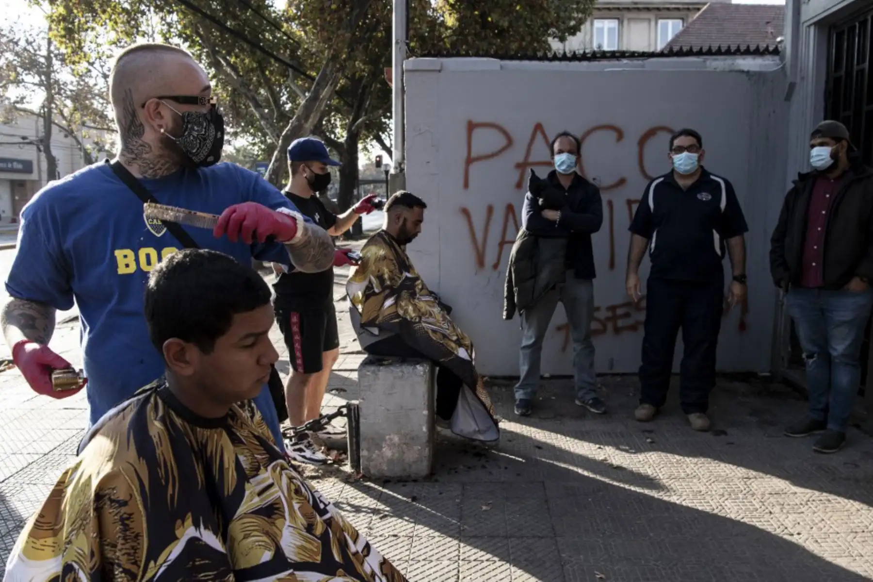 Los ciudadanos venezolanos varados permanecen fuera del consulado de Venezuela en Santiago el 11 de mayo de 2020, mientras esperan una solución después de que se cerró las fronteras debido a la nueva pandemia de coronavirus.

(Foto por Martin BERNETTI / AFP)