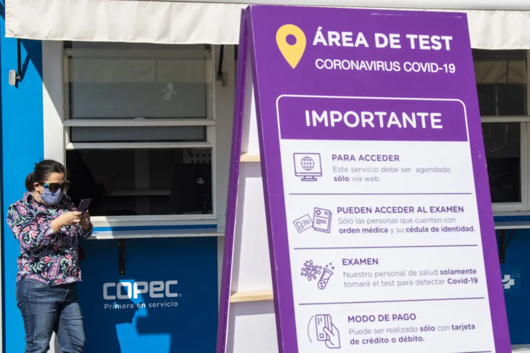 Una mujer en una gasolinera espera su turno para una prueba de coronavirus COVID-19, en Santiago, el 13 de mayo de 2020. 

(Foto por Martin BERNETTI / AFP)