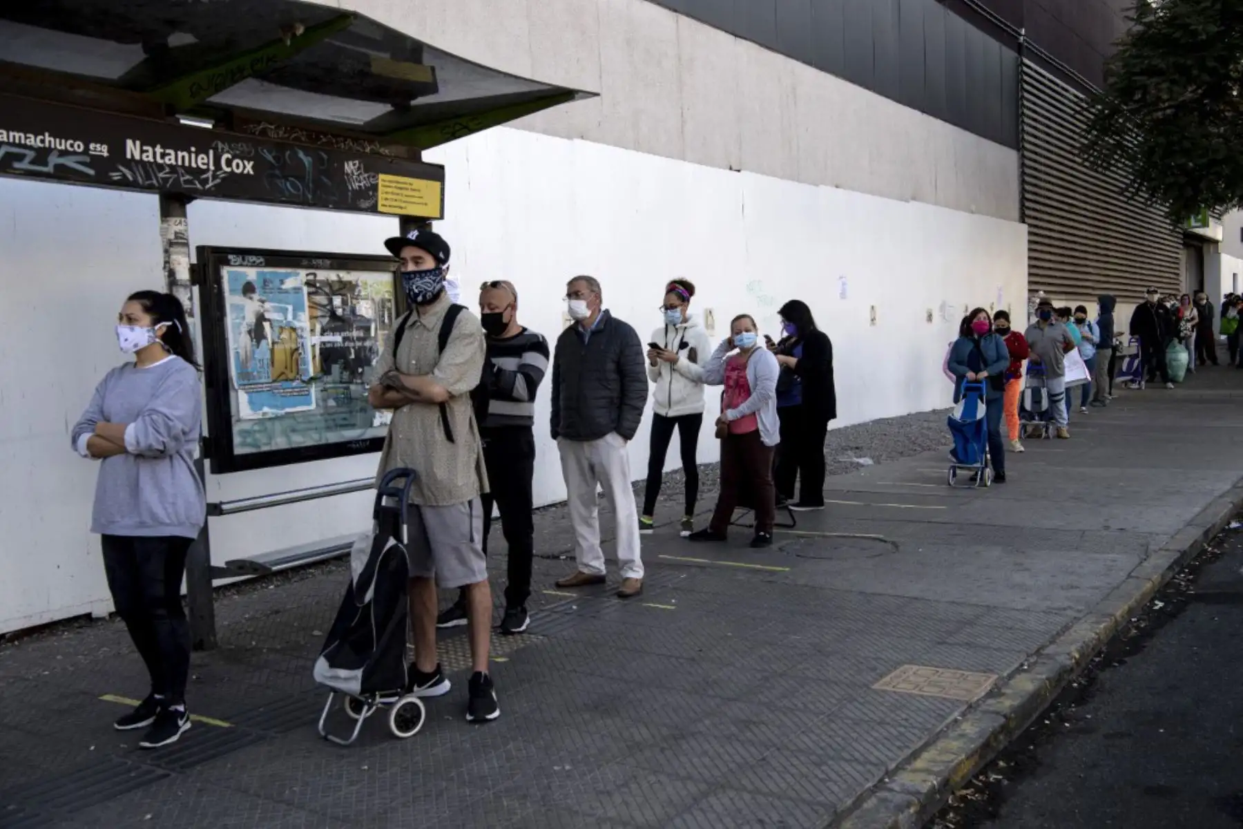 La gente hace cola frente a un supermercado en Santiago, el 13 de mayo de 2020, dos días antes de que comience una cuarentena total en la capital chilena para ayudar a frenar la propagación del nuevo coronavirus. 

(Foto por MARTIN BERNETTI / AFP)