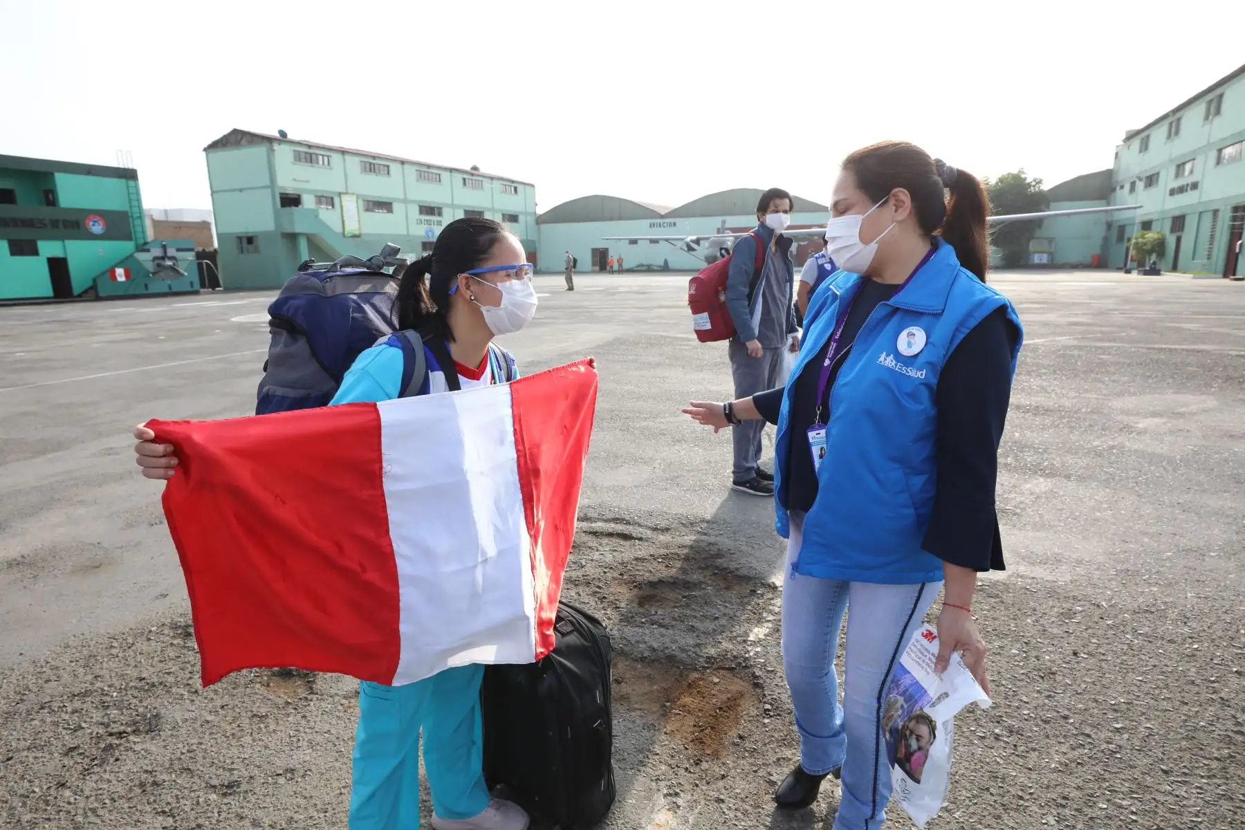 Contingente de médicos, especialistas, enfermeras y personal asistencial  partió a #Iquitos con EPP, medicinas, 110 balones de oxígeno y el compromiso de brindar salud a la población vulnerable ante el #COVID19.Foto:ANDINA/Essalud