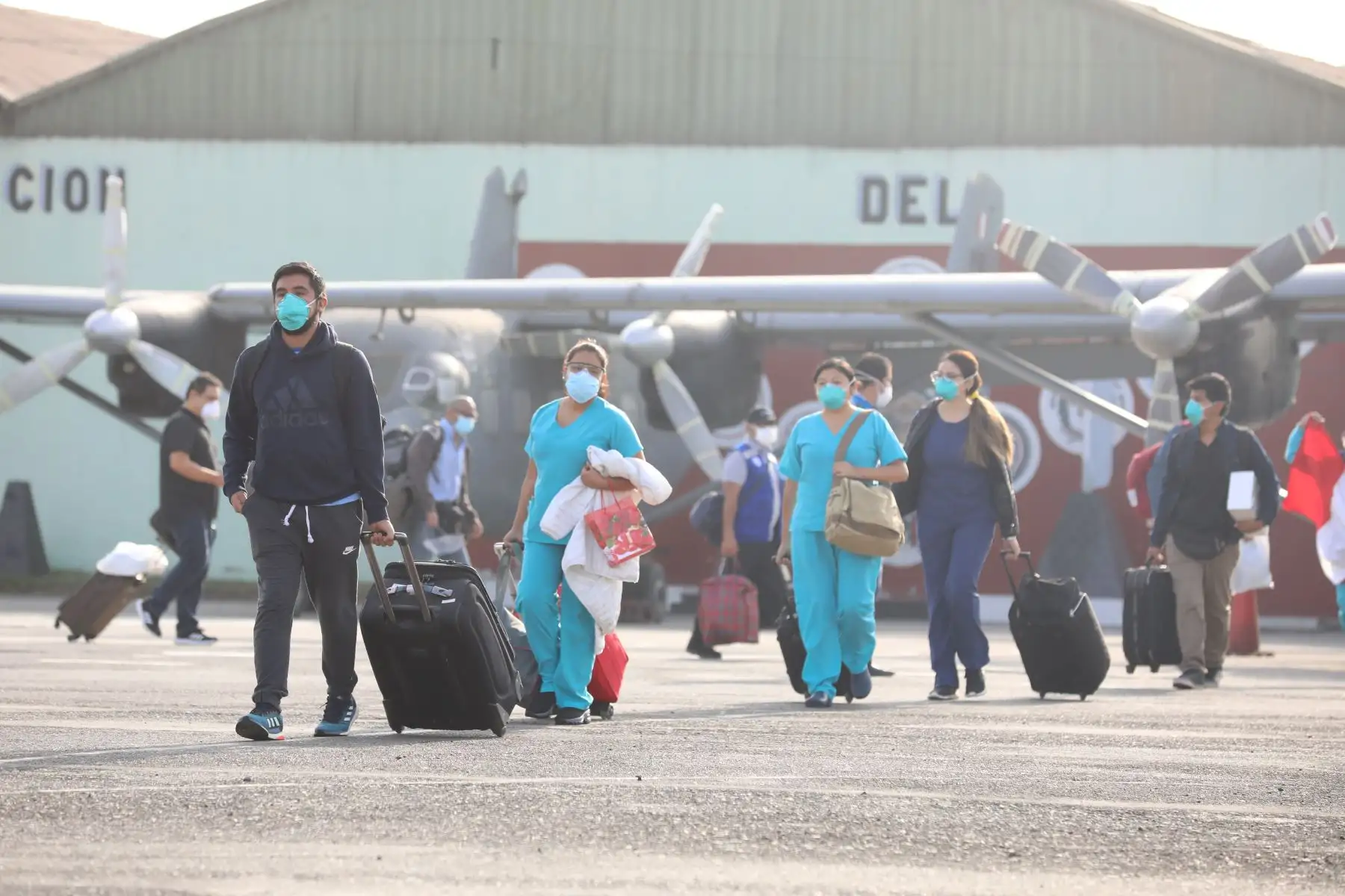 Contingente de médicos, especialistas, enfermeras y personal asistencial  partió a #Iquitos con EPP, medicinas, 110 balones de oxígeno y el compromiso de brindar salud a la población vulnerable ante el #COVID19.Foto:ANDINA/Essalud
