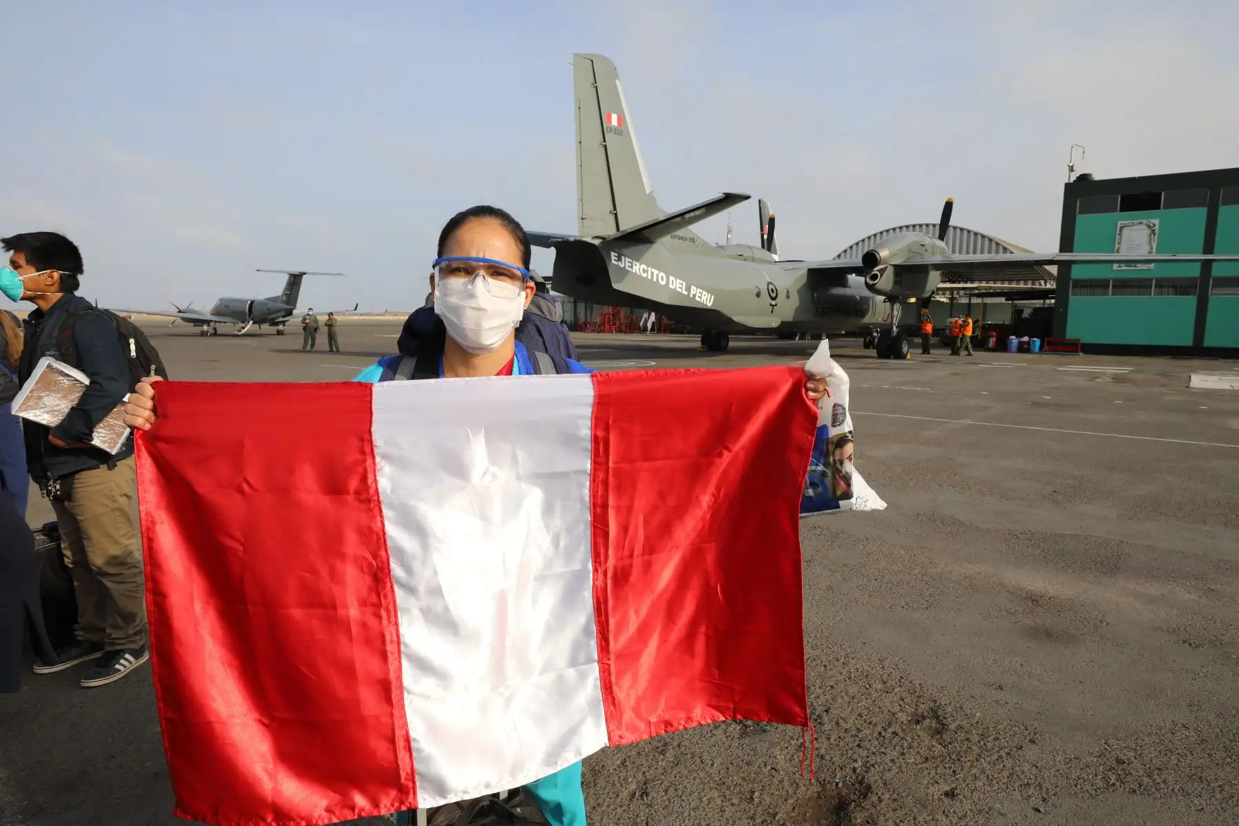Contingente de médicos, especialistas, enfermeras y personal asistencial  partió a #Iquitos con EPP, medicinas, 110 balones de oxígeno y el compromiso de brindar salud a la población vulnerable ante el #COVID19.Foto:ANDINA/Essalud