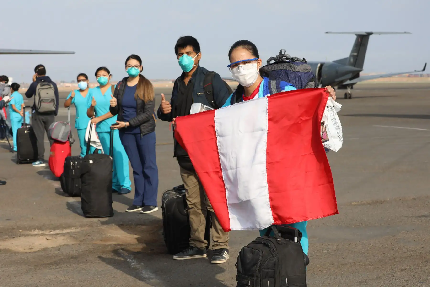 Contingente de médicos, especialistas, enfermeras y personal asistencial  partió a #Iquitos con EPP, medicinas, 110 balones de oxígeno y el compromiso de brindar salud a la población vulnerable ante el #COVID19.Foto:ANDINA/Essalud