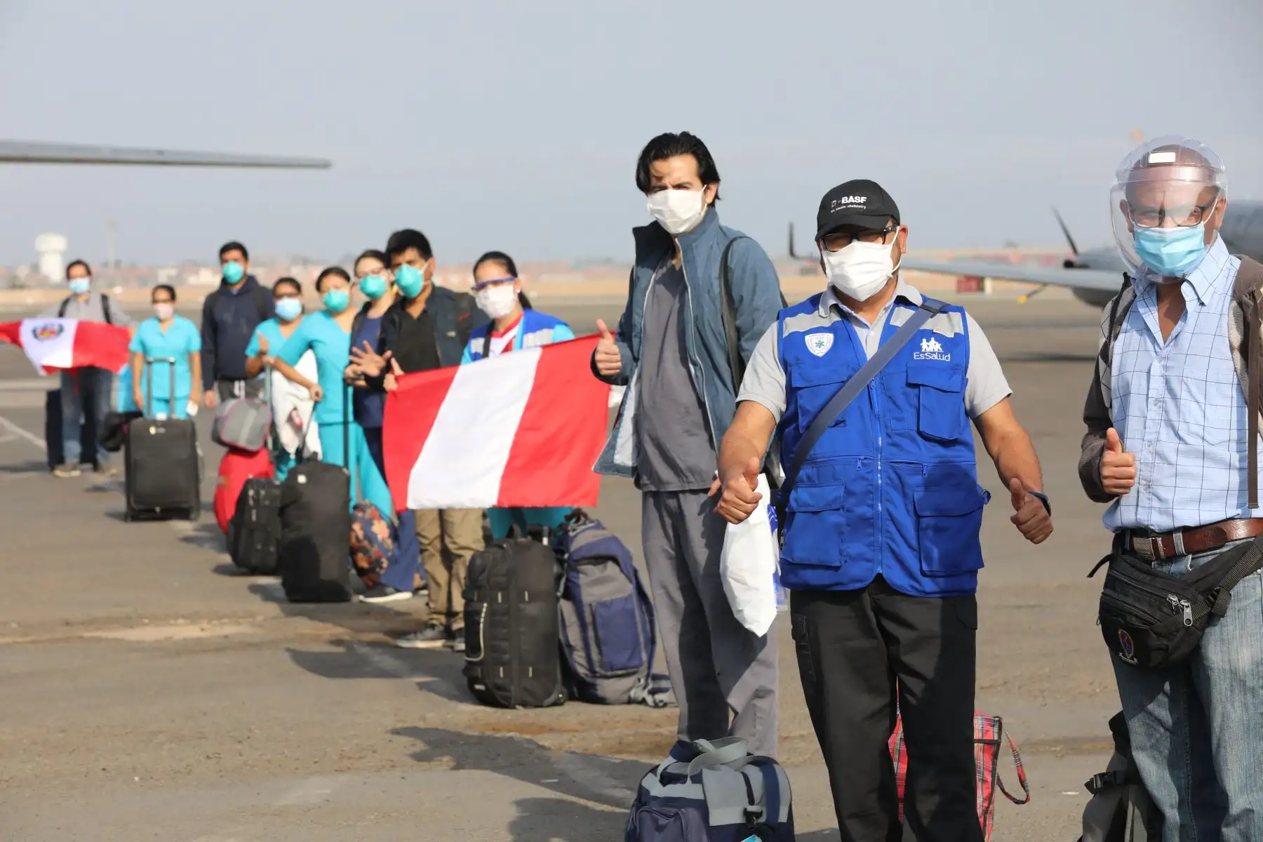 Contingente de médicos, especialistas, enfermeras y personal asistencial  partió a #Iquitos con EPP, medicinas, 110 balones de oxígeno y el compromiso de brindar salud a la población vulnerable ante el #COVID19.Foto:ANDINA/Essalud