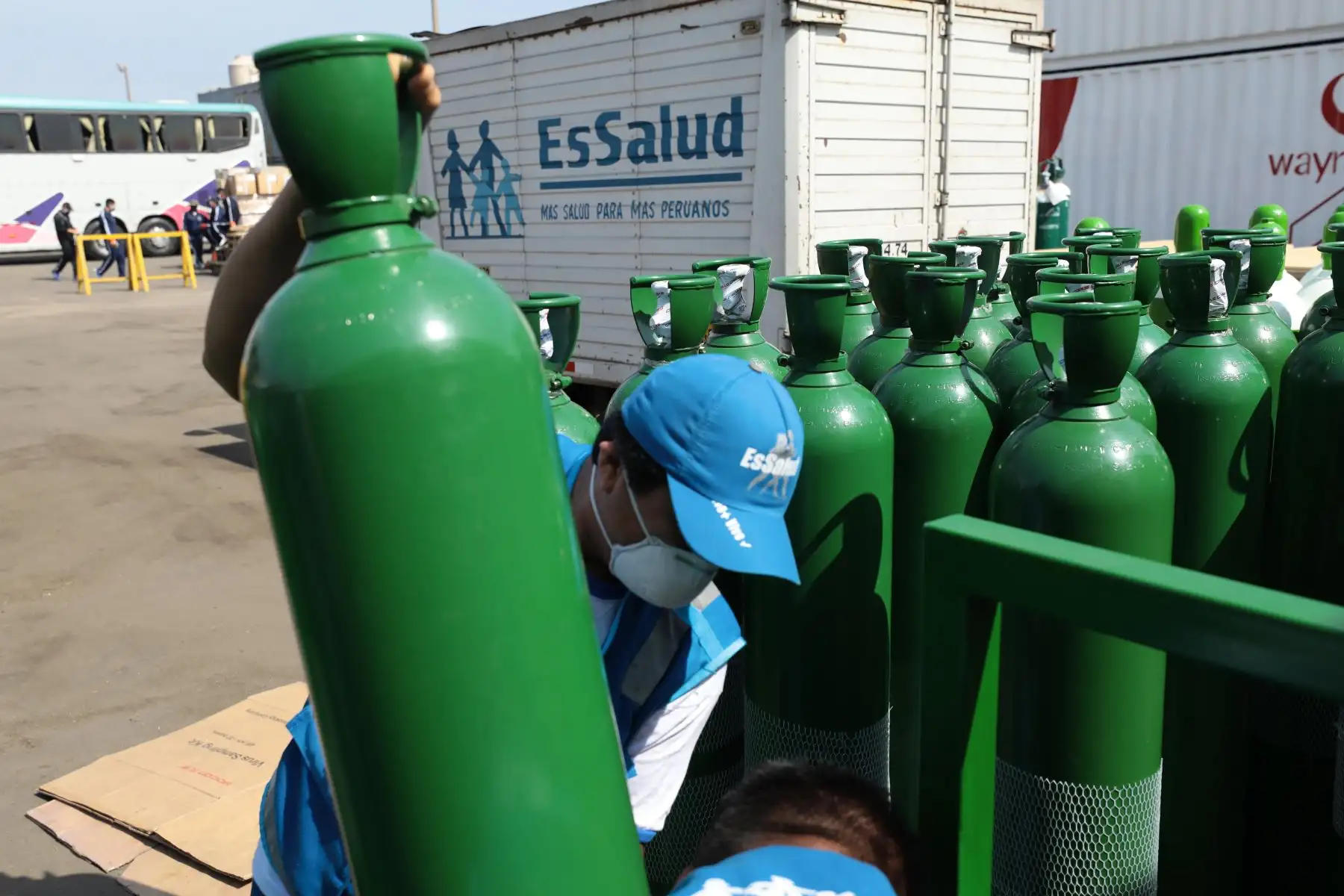 Contingente de médicos, especialistas, enfermeras y personal asistencial  partió a #Iquitos con EPP, medicinas, 110 balones de oxígeno y el compromiso de brindar salud a la población vulnerable ante el #COVID19.Foto:ANDINA/Essalud