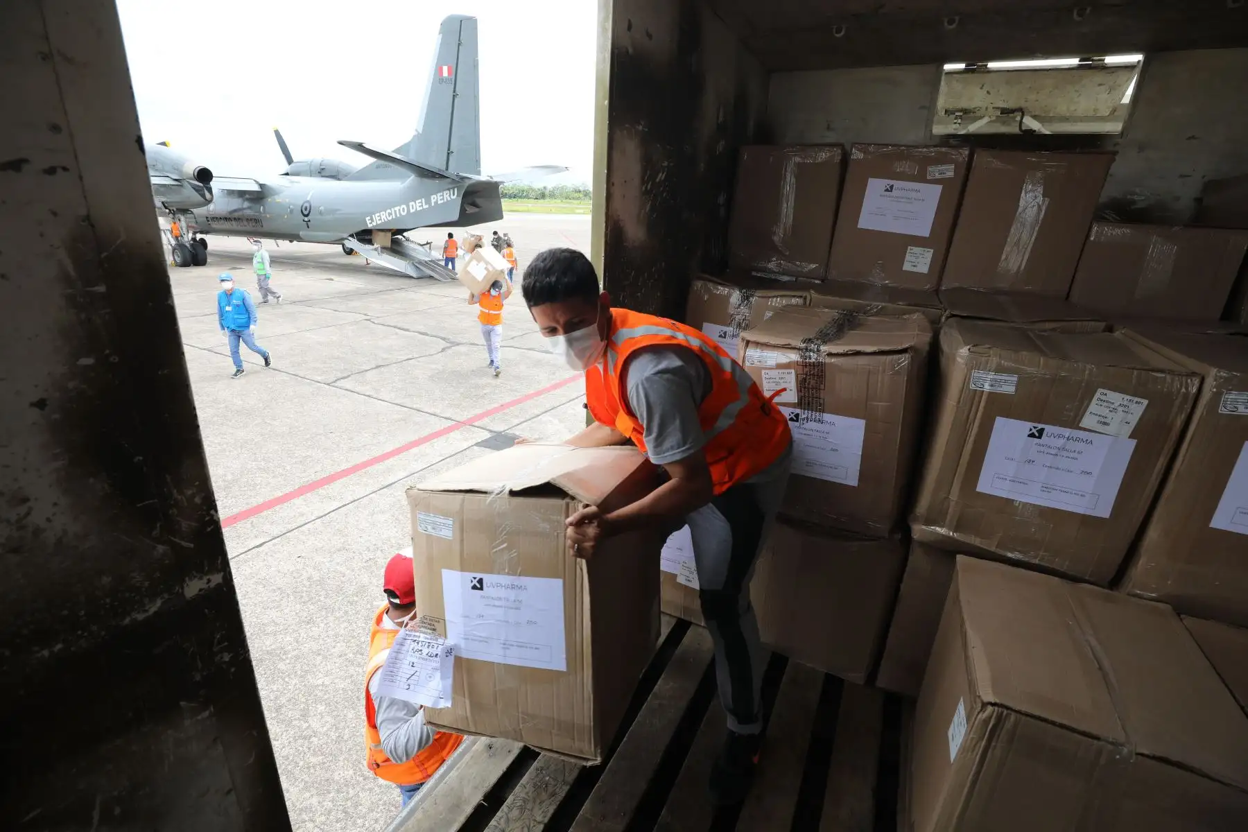 Contingente de médicos, especialistas, enfermeras y personal asistencial  partió a #Iquitos con EPP, medicinas, 110 balones de oxígeno y el compromiso de brindar salud a la población vulnerable ante el #COVID19.Foto:ANDINA/Essalud