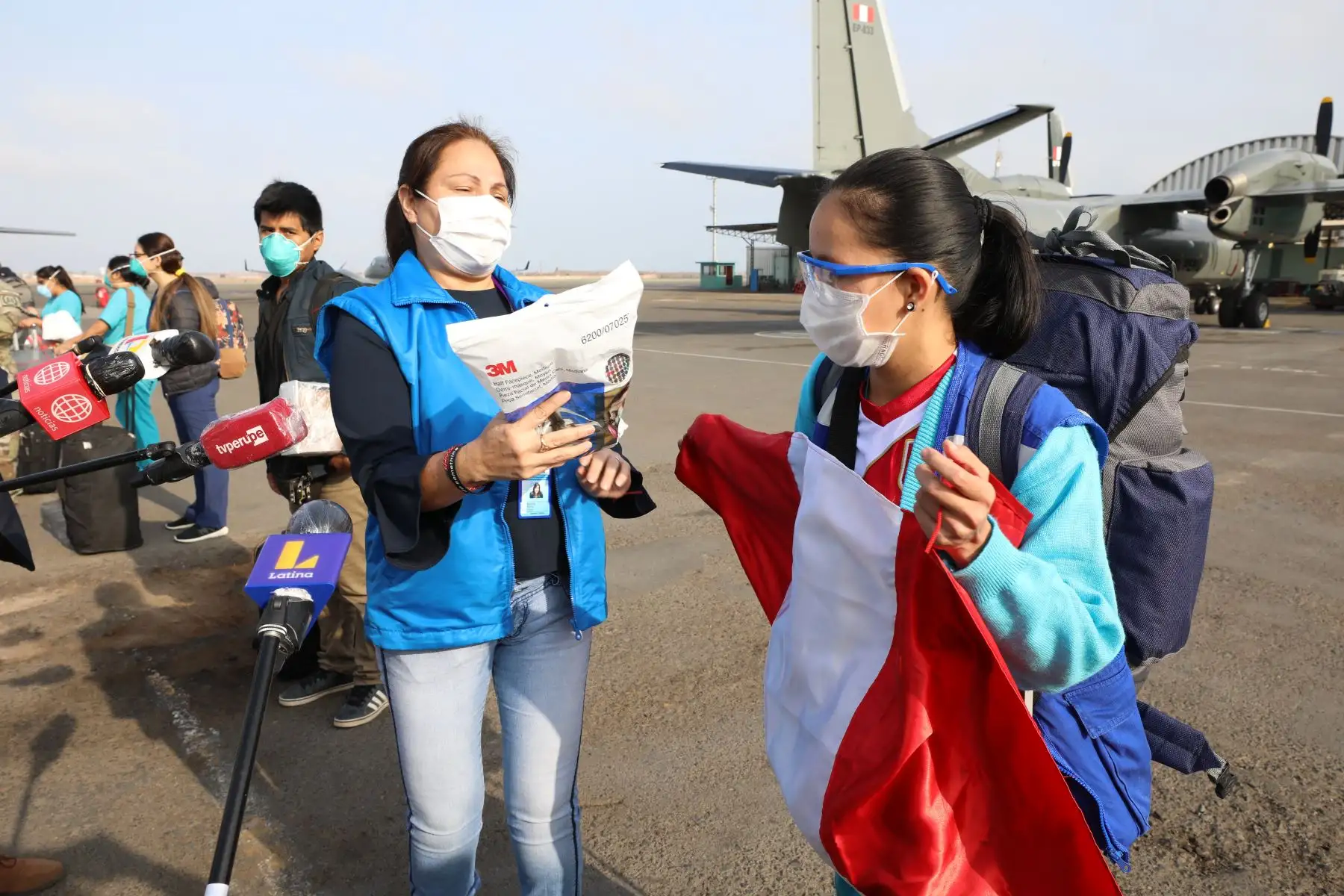 Contingente de médicos, especialistas, enfermeras y personal asistencial  partió a #Iquitos con EPP, medicinas, 110 balones de oxígeno y el compromiso de brindar salud a la población vulnerable ante el #COVID19.Foto:ANDINA/Essalud