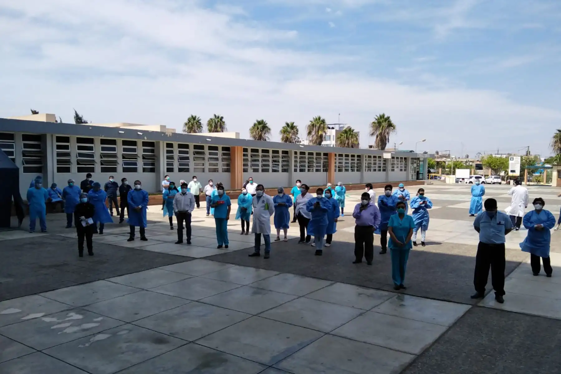 Los médicos y enfermeros del Hospital Regional Eleazar Guzmán Barrón de Chimbote rindieron homenaje al personal médico fallecido por la pandemia del coronavirus. Foto: ANDINA/Difusión