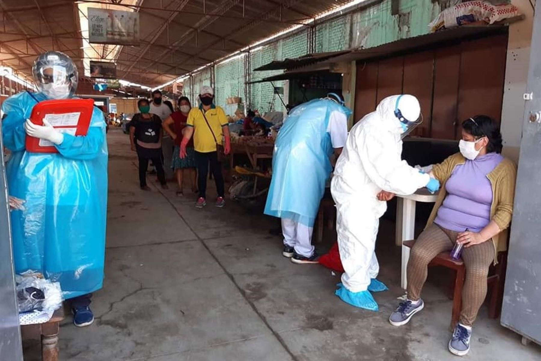 Toma de muestras a comerciantes del mercado de Íllimo (Lambayeque) para descartar coronavirus. Doce de ellos dieron positivo.