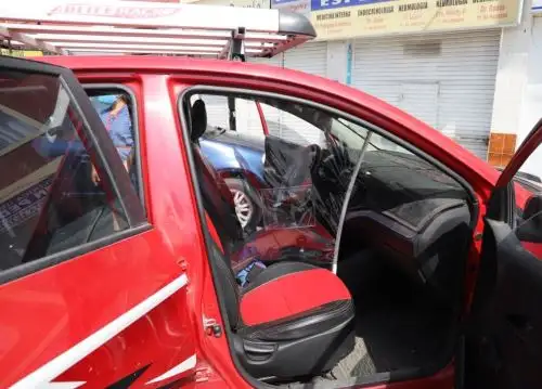 Así se preparan los taxis que brindan servicio en la ciudad de Chimbote para adecuarse al protocolo sanitario para prevenir el coronavirus (covid-19). ANDINA/Difusión