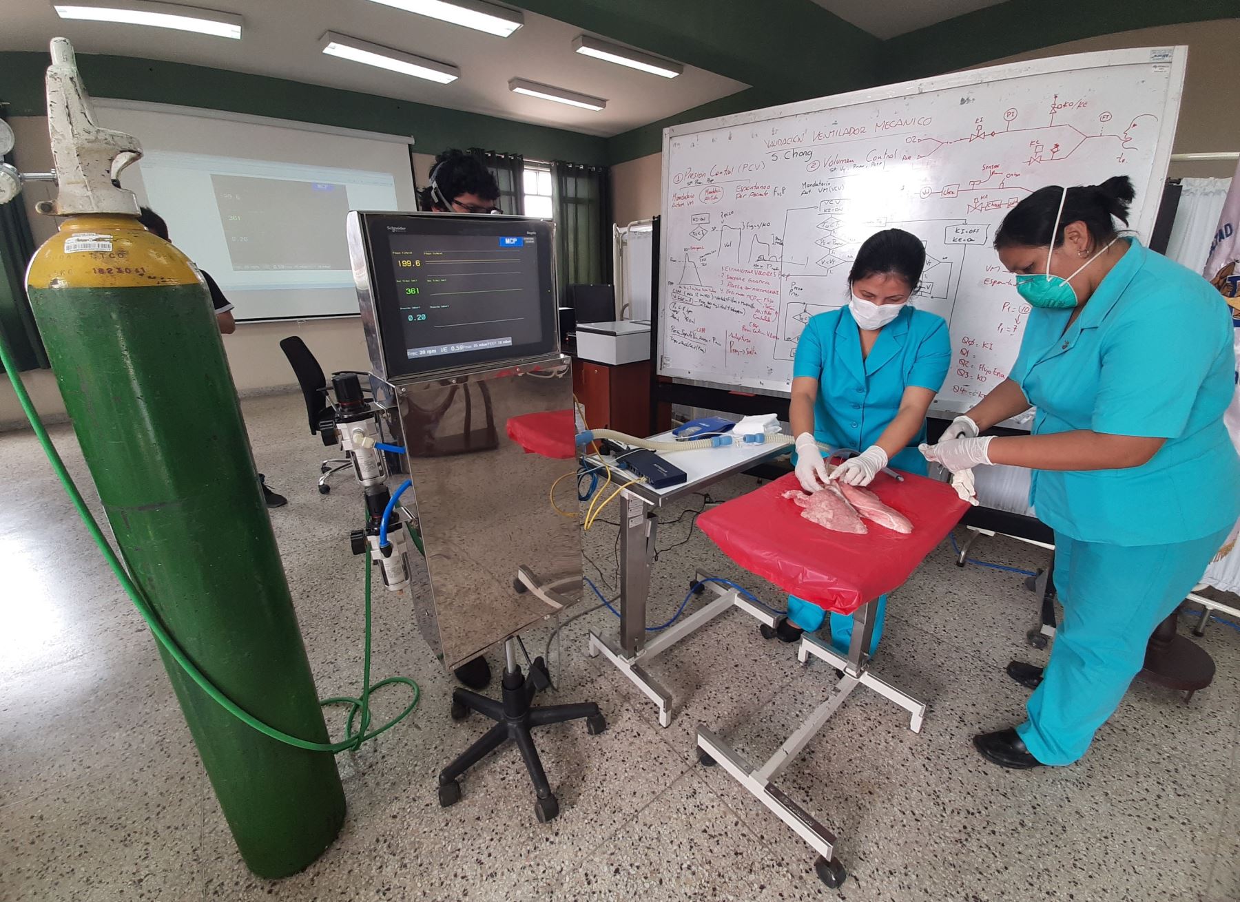 Ingenieros de La Libertad desarrollan prototipo de ventilador mecánico que permite brindar oxígeno a pacientes con covid-19 en estado consciente. Foto: ANDINA/difusión.