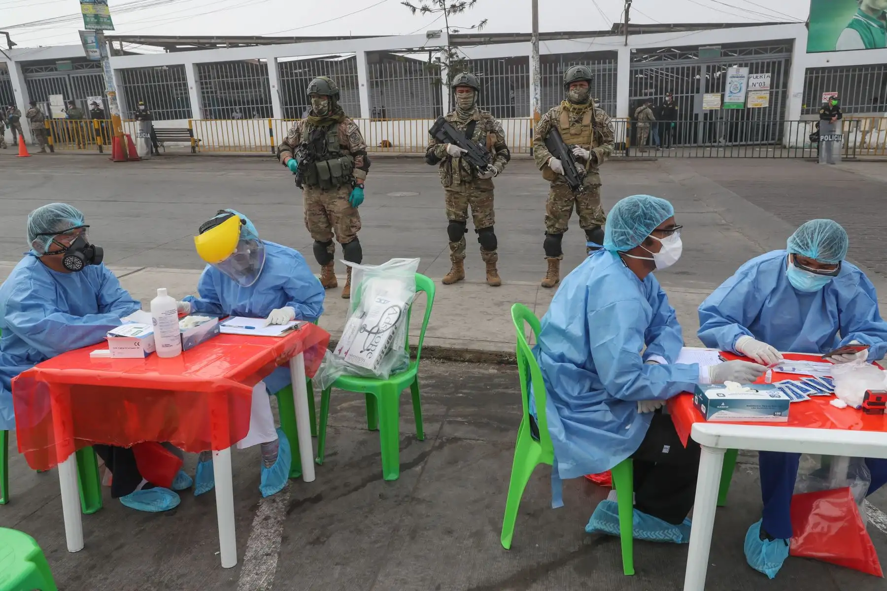 Ministro de Defensa, Walter Martos y el titular del ministerio del Interior, Gastón Rodríguez  inspeccionan operativo de toma de muestras de COVID - 19 a comerciantes en el Mercado Plaza Villa Sur, en Villa El Salvador como parte del plan  “ Te Cuido Perú “.
Foto: MINDEF