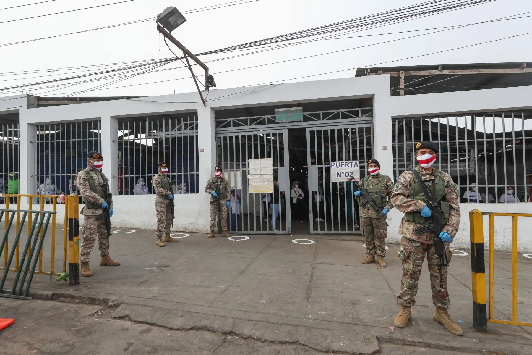Ministro de Defensa, Walter Martos y el titular del ministerio del Interior, Gastón Rodríguez  inspeccionan operativo de toma de muestras de COVID - 19 a comerciantes en el Mercado Plaza Villa Sur, en Villa El Salvador como parte del plan  “ Te Cuido Perú “.
Foto: MINDEF