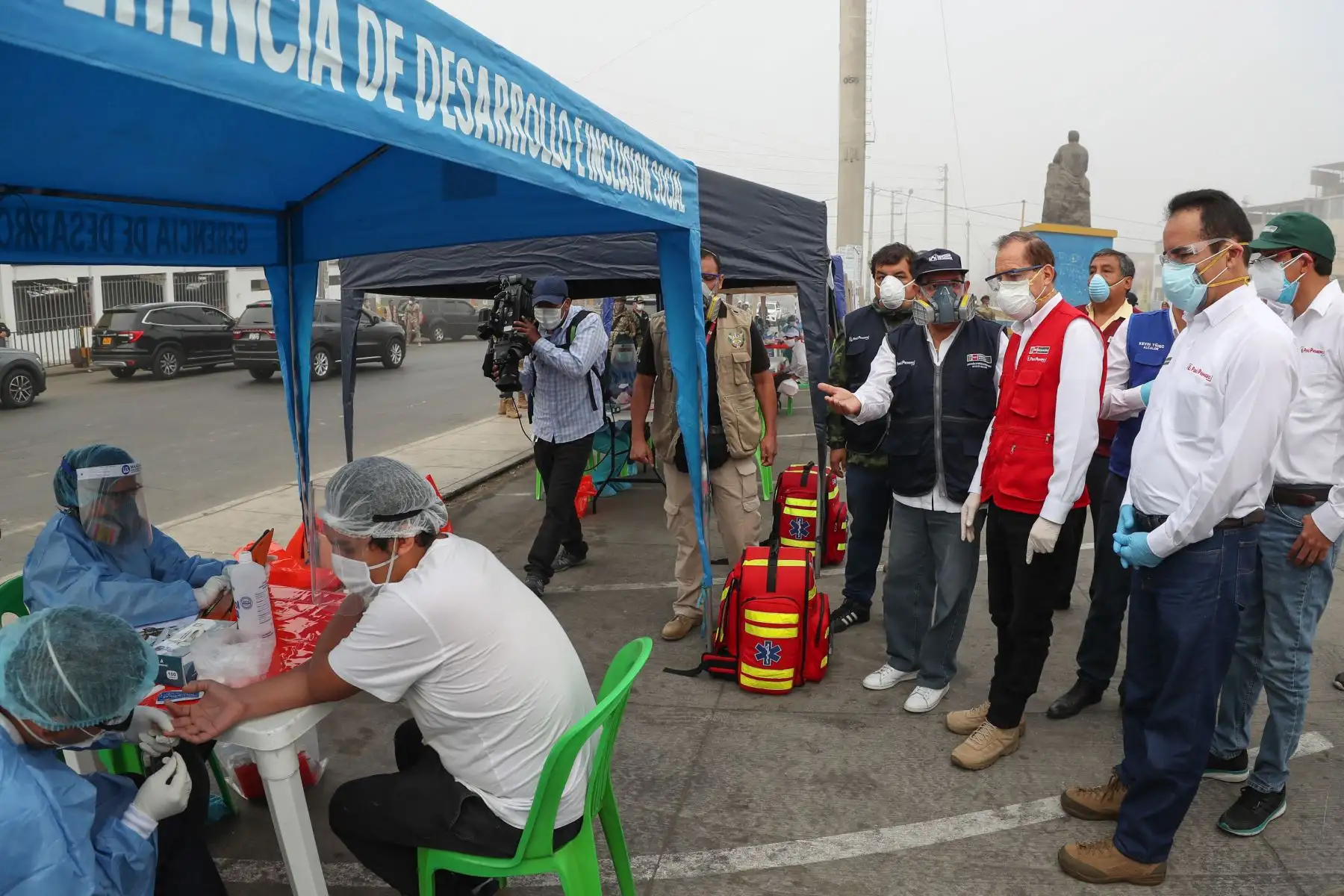 Ministro de Defensa, Walter Martos y el titular del ministerio del Interior, Gastón Rodríguez  inspeccionan operativo de toma de muestras de COVID - 19 a comerciantes en el Mercado Plaza Villa Sur, en Villa El Salvador como parte del plan  “ Te Cuido Perú “.
Foto: MINDEF