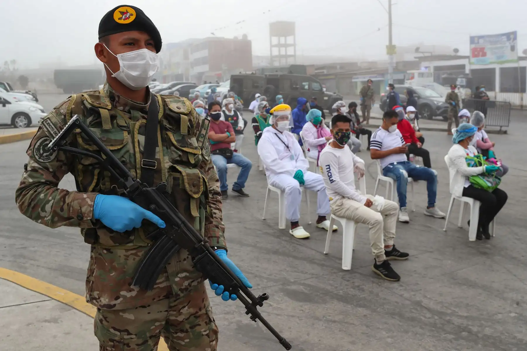Ministro de Defensa, Walter Martos y el titular del ministerio del Interior, Gastón Rodríguez  inspeccionan operativo de toma de muestras de COVID - 19 a comerciantes en el Mercado Plaza Villa Sur, en Villa El Salvador como parte del plan  “ Te Cuido Perú “.
Foto: MINDEF