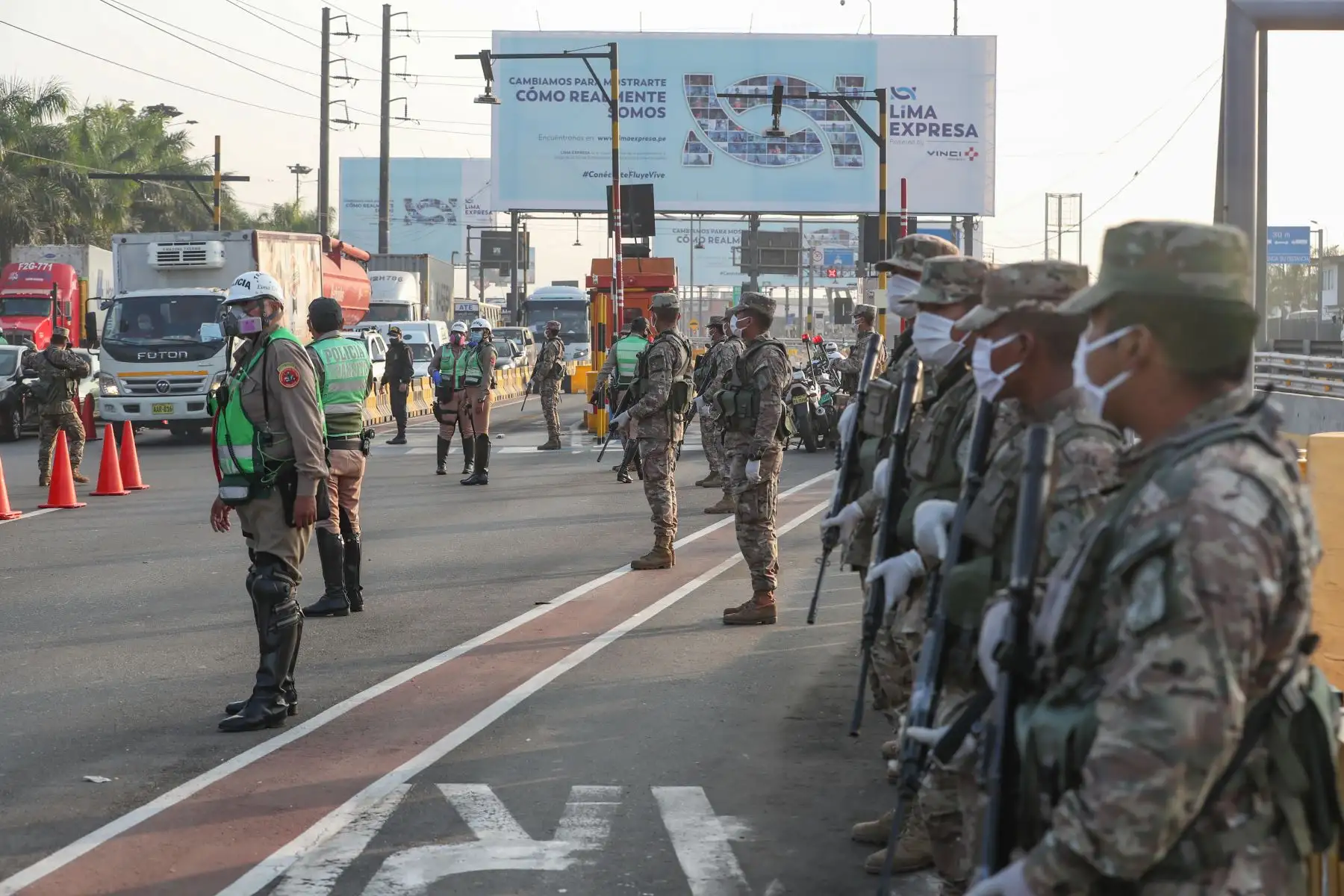 Ministro de Defensa, Walter Martos y el titular del 
ministerio del Interior, Gastón Rodríguez  supervisan un operativo de control de tránsito que realizan las Fuerzas Armadas y la Policía Nacional en Evitamiento.
Foto: MINDEF