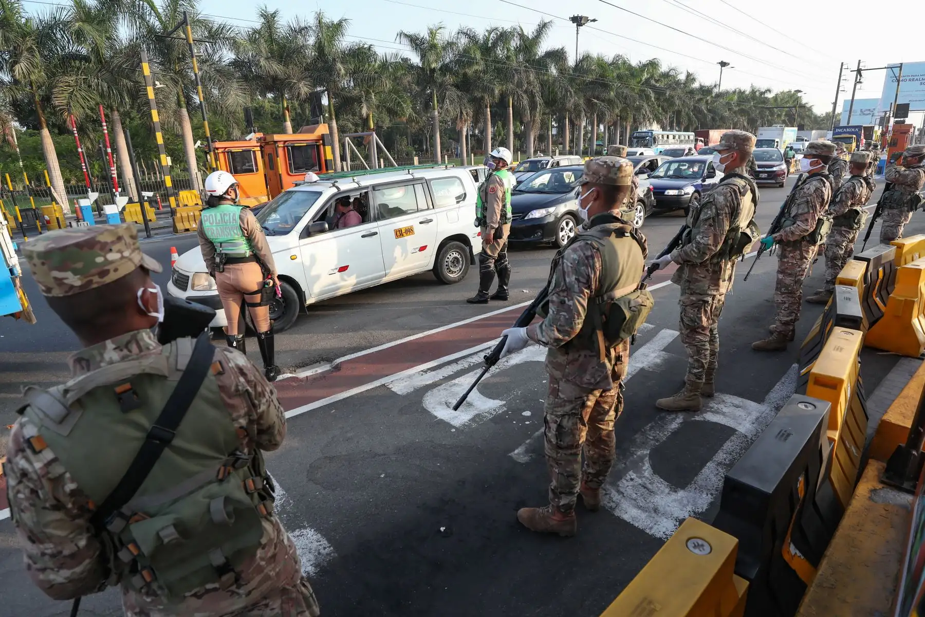 Ministro de Defensa, Walter Martos y el titular del 
ministerio del Interior, Gastón Rodríguez  supervisan un operativo de control de tránsito que realizan las Fuerzas Armadas y la Policía Nacional en Evitamiento.
Foto: MINDEF