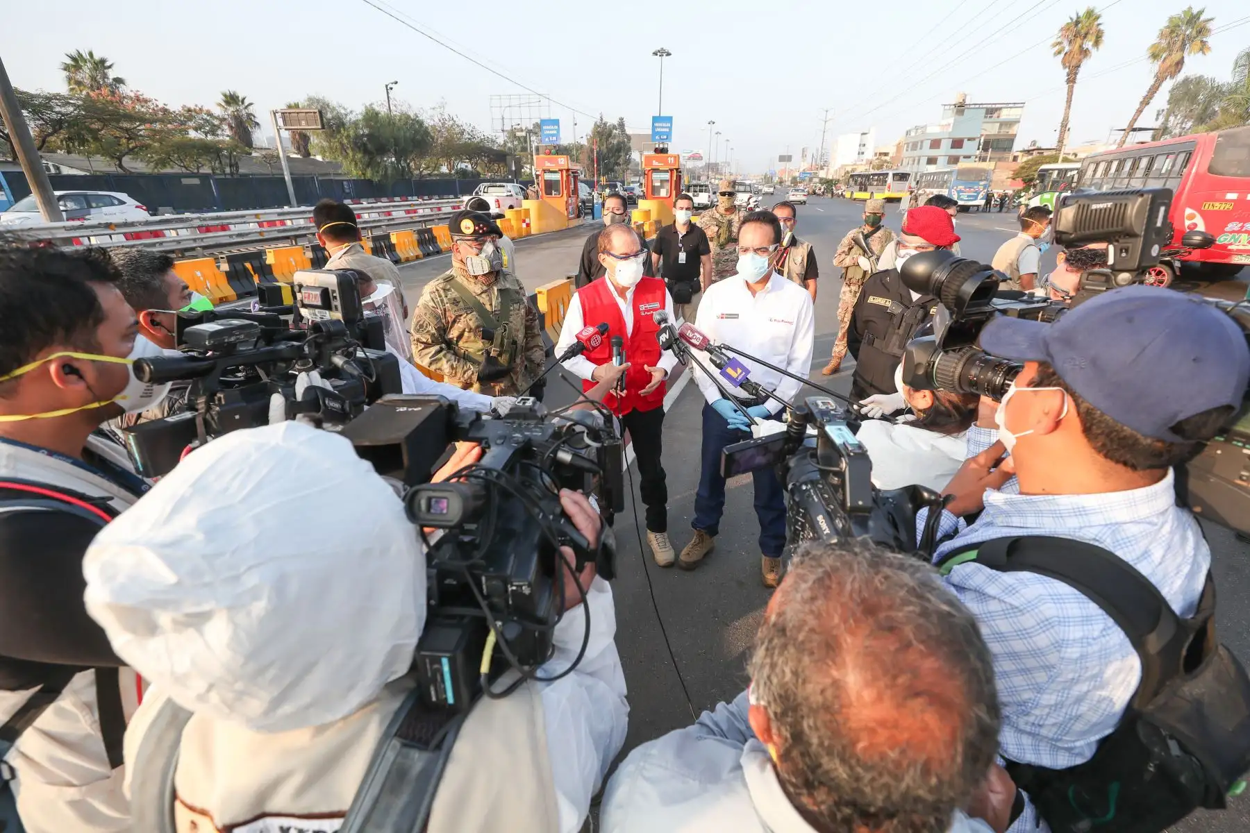 Ministro de Defensa, Walter Martos y el titular del 
ministerio del Interior, Gastón Rodríguez  supervisan un operativo de control de tránsito que realizan las Fuerzas Armadas y la Policía Nacional en Evitamiento.
Foto: MINDEF