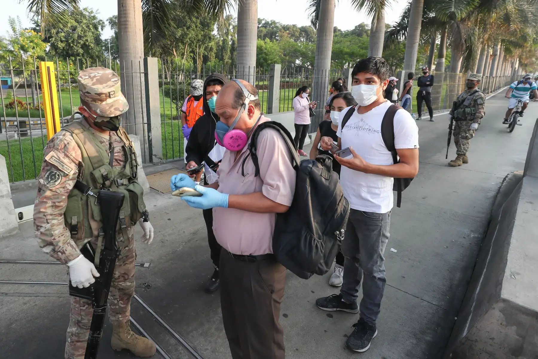 Ministro de Defensa, Walter Martos y el titular del 
ministerio del Interior, Gastón Rodríguez  supervisan un operativo de control de tránsito que realizan las Fuerzas Armadas y la Policía Nacional en Evitamiento.
Foto: MINDEF