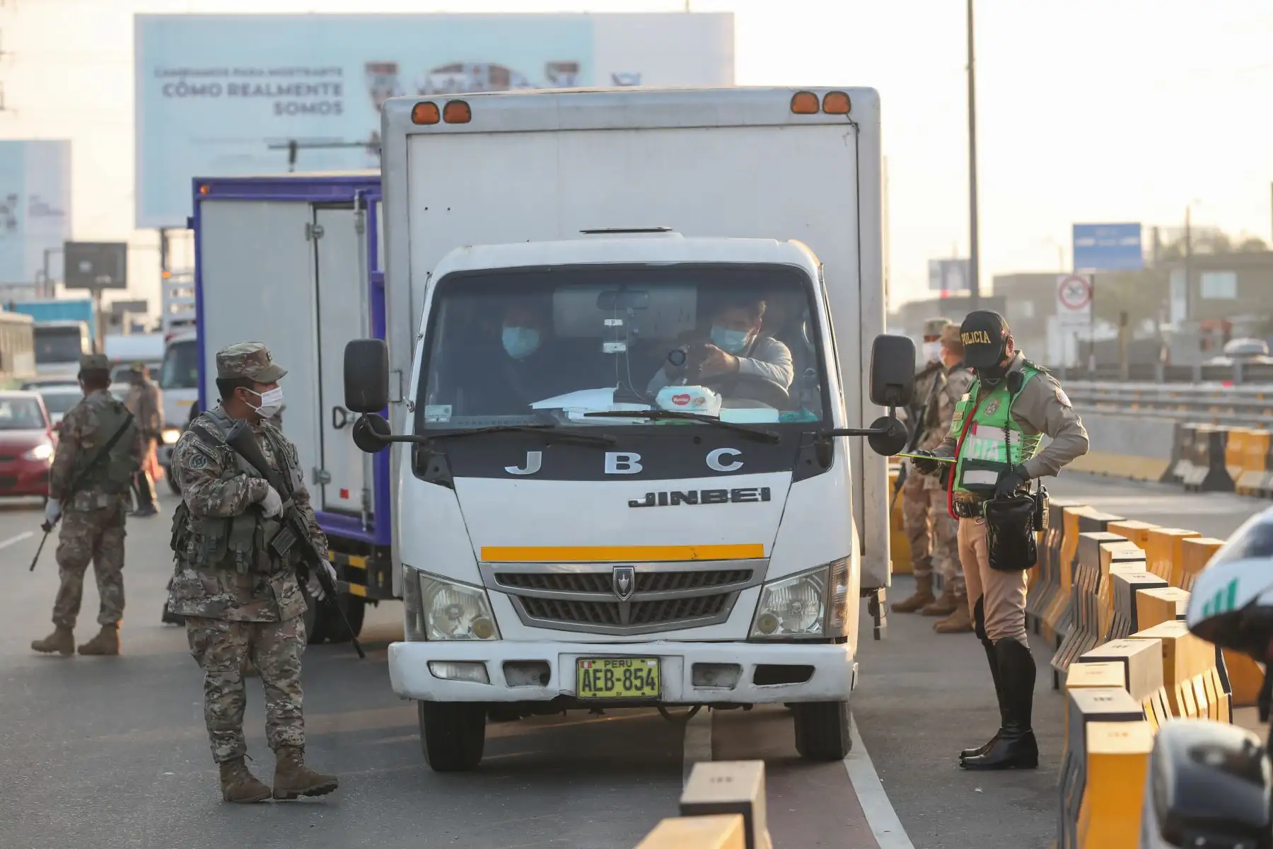 Ministro de Defensa, Walter Martos y el titular del 
ministerio del Interior, Gastón Rodríguez  supervisan un operativo de control de tránsito que realizan las Fuerzas Armadas y la Policía Nacional en Evitamiento.
Foto: MINDEF