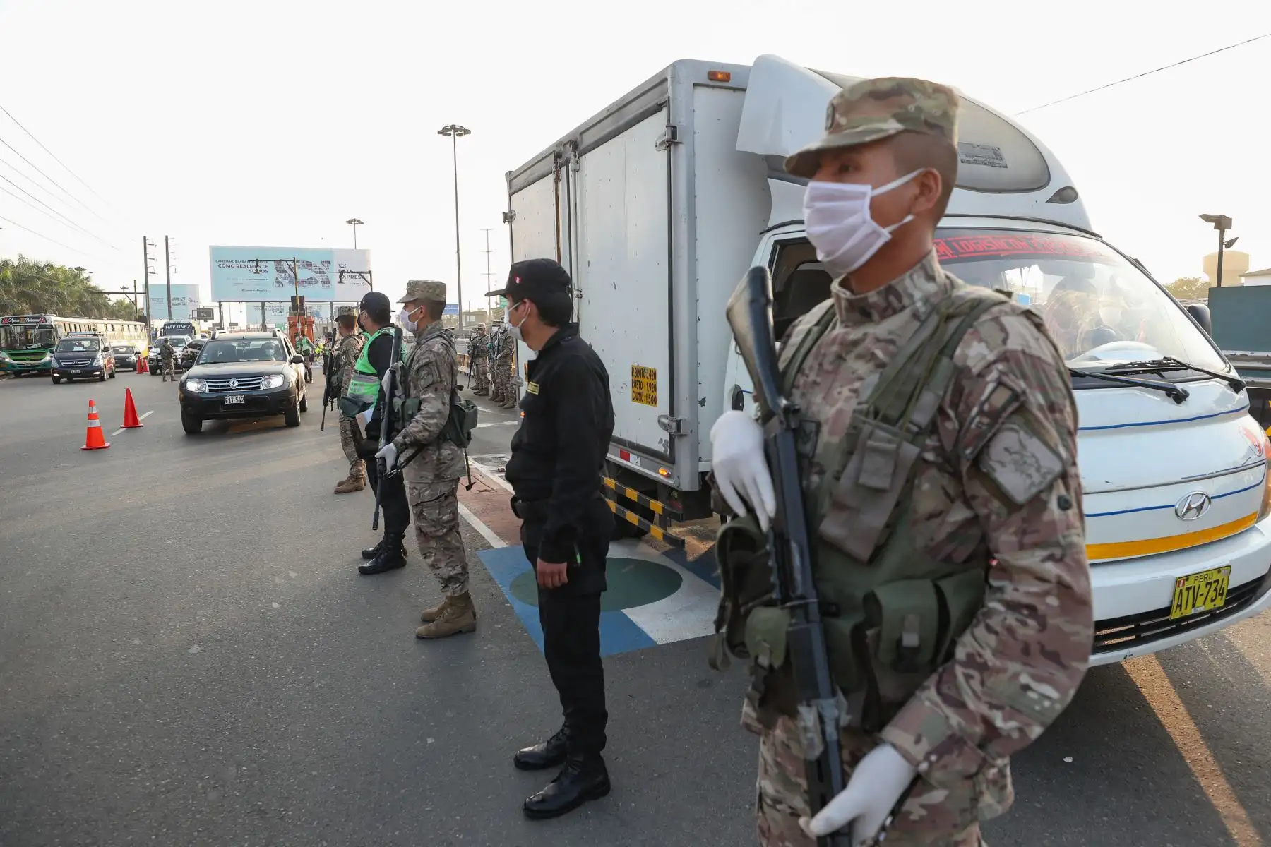 Ministro de Defensa, Walter Martos y el titular del 
ministerio del Interior, Gastón Rodríguez  supervisan un operativo de control de tránsito que realizan las Fuerzas Armadas y la Policía Nacional en Evitamiento.
Foto: MINDEF