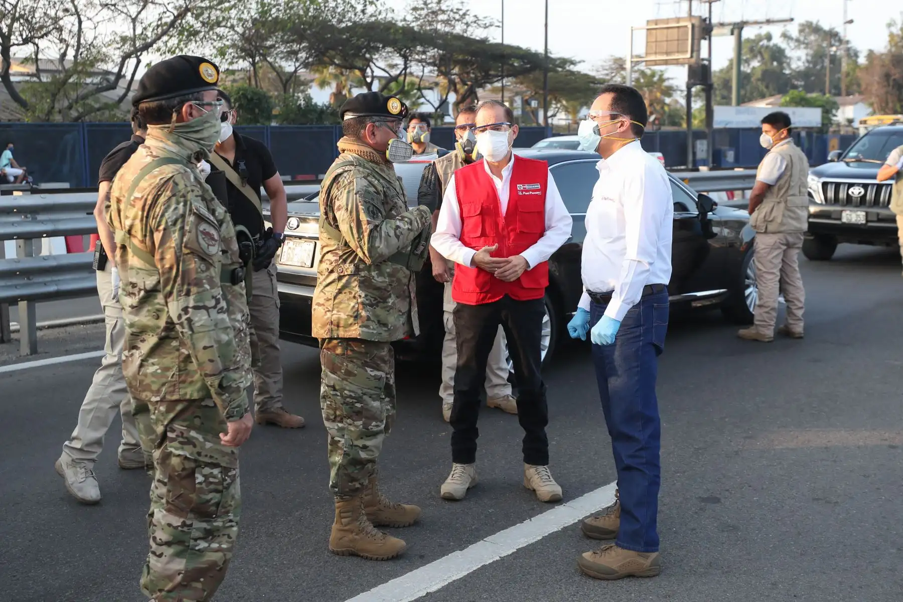 Ministro de Defensa, Walter Martos y el titular del 
ministerio del Interior, Gastón Rodríguez  supervisan un operativo de control de tránsito que realizan las Fuerzas Armadas y la Policía Nacional en Evitamiento.
Foto: MINDEF