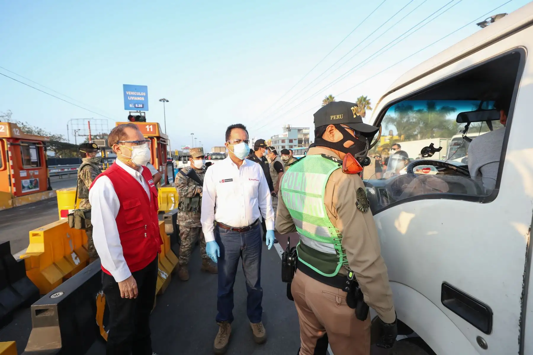 Ministro de Defensa, Walter Martos y el titular del 
ministerio del Interior, Gastón Rodríguez  supervisan un operativo de control de tránsito que realizan las Fuerzas Armadas y la Policía Nacional en Evitamiento.
Foto: MINDEF