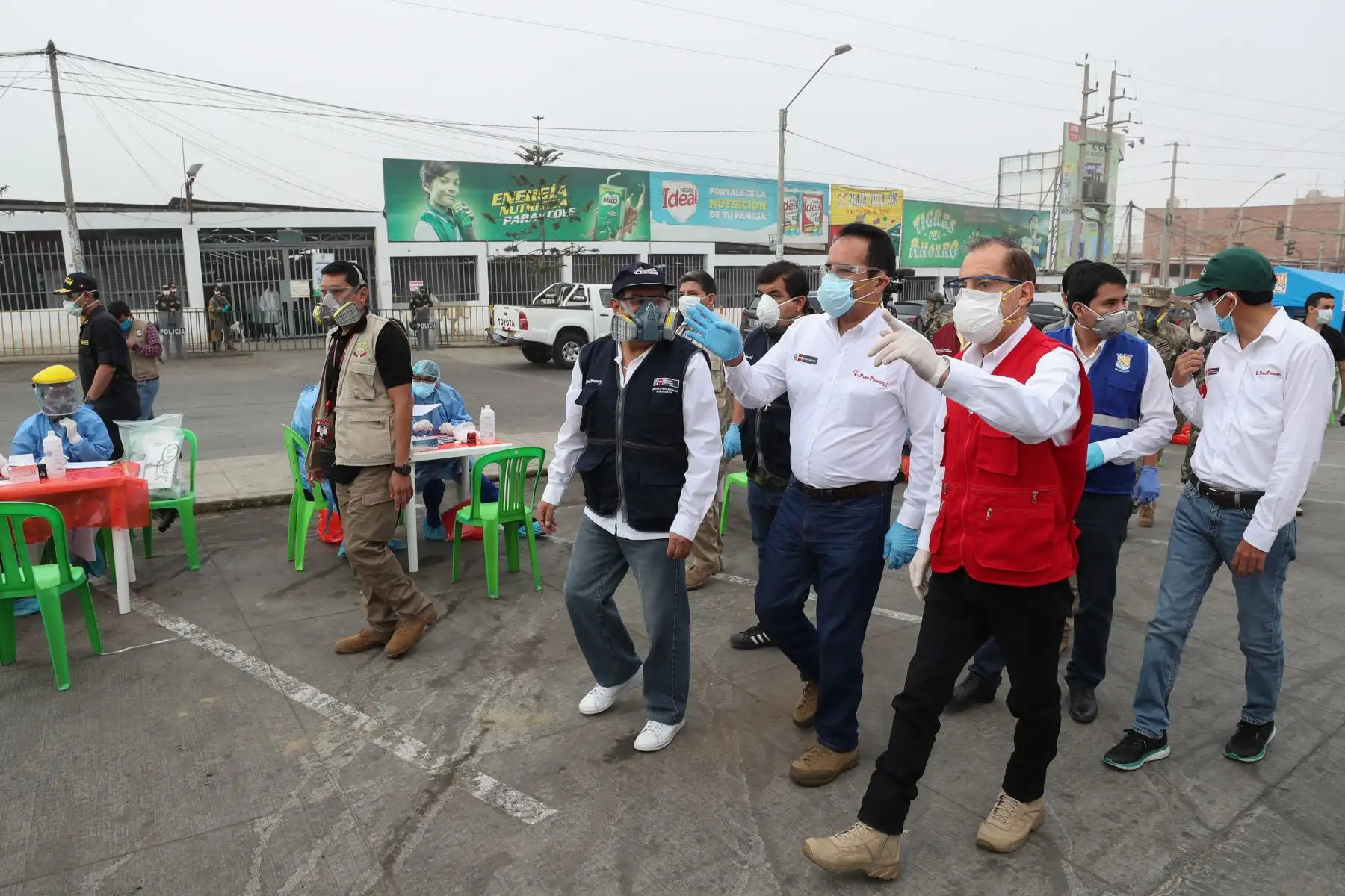 Ministro de Defensa, Walter Martos y el titular del ministerio del Interior, Gastón Rodríguez  inspeccionan operativo de toma de muestras de COVID - 19 a comerciantes en el Mercado Plaza Villa Sur, en Villa El Salvador como parte del plan  “ Te Cuido Perú “.
Foto: MINDEF