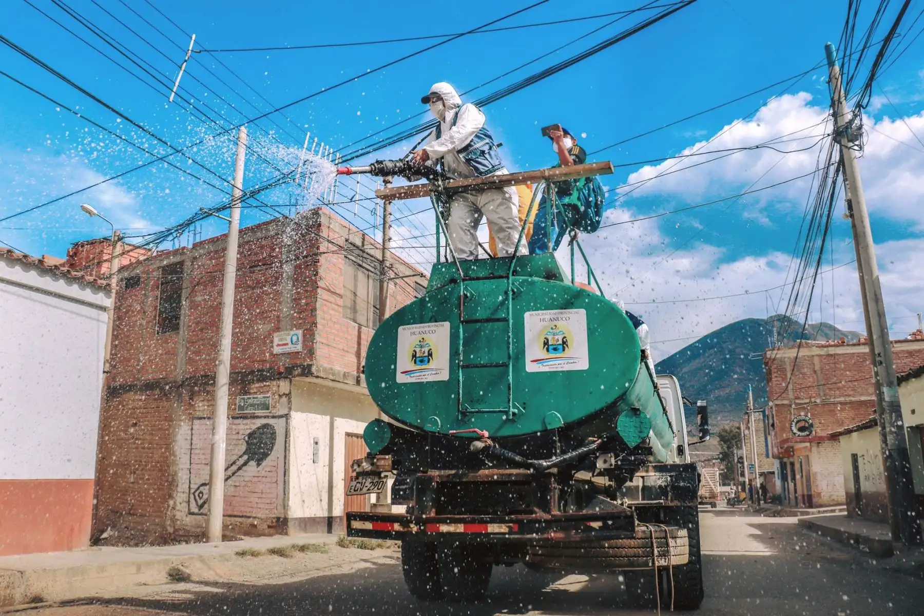 La Municipalidad Provincial de Huánuco continúa ejecutando trabajos de desinfección en su jurisdicción con la finalidad de evitar la propagación de coronavirus. En esta oportunidad se desinfectó los jirones Independencia, Mayro, San Martín, La Libertad y la Alameda, entre otros. Foto: ANDINA/Municipalidad de Huánuco
