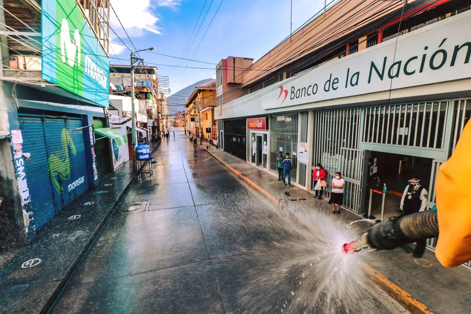 La Municipalidad Provincial de Huánuco continúa ejecutando trabajos de desinfección en su jurisdicción con la finalidad de evitar la propagación de coronavirus. En esta oportunidad se desinfectó los jirones Independencia, Mayro, San Martín, La Libertad y la Alameda, entre otros. Foto: ANDINA/Municipalidad de Huánuco