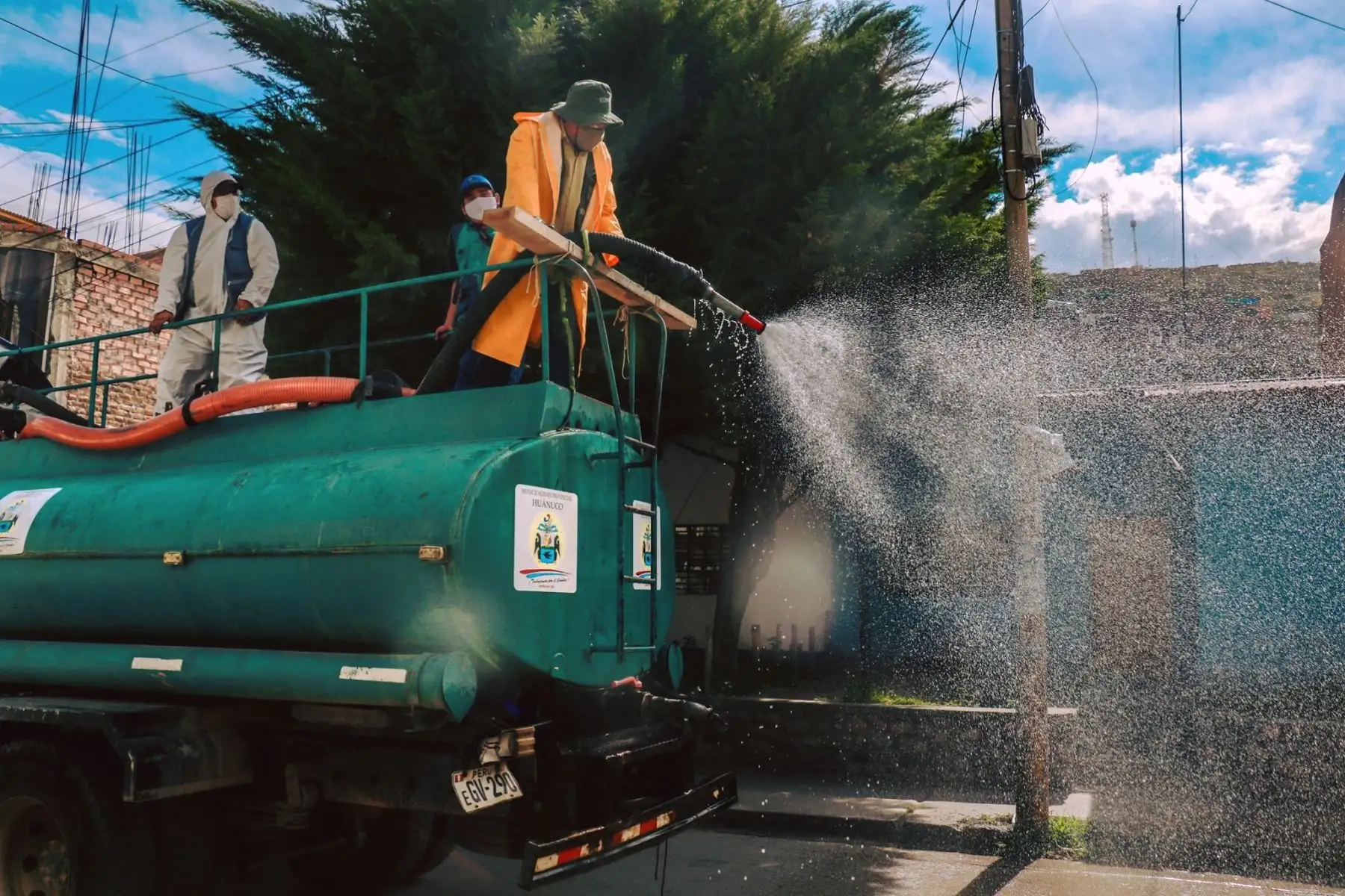 La Municipalidad Provincial de Huánuco continúa ejecutando trabajos de desinfección en su jurisdicción con la finalidad de evitar la propagación de coronavirus. En esta oportunidad se desinfectó los jirones Independencia, Mayro, San Martín, La Libertad y la Alameda, entre otros. Foto: ANDINA/Municipalidad de Huánuco