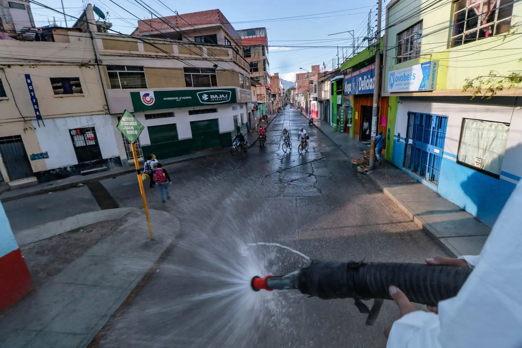La Municipalidad Provincial de Huánuco continúa ejecutando trabajos de desinfección en su jurisdicción con la finalidad de evitar la propagación de coronavirus. En esta oportunidad se desinfectó los jirones Independencia, Mayro, San Martín, La Libertad y la Alameda, entre otros. Foto: ANDINA/Municipalidad de Huánuco