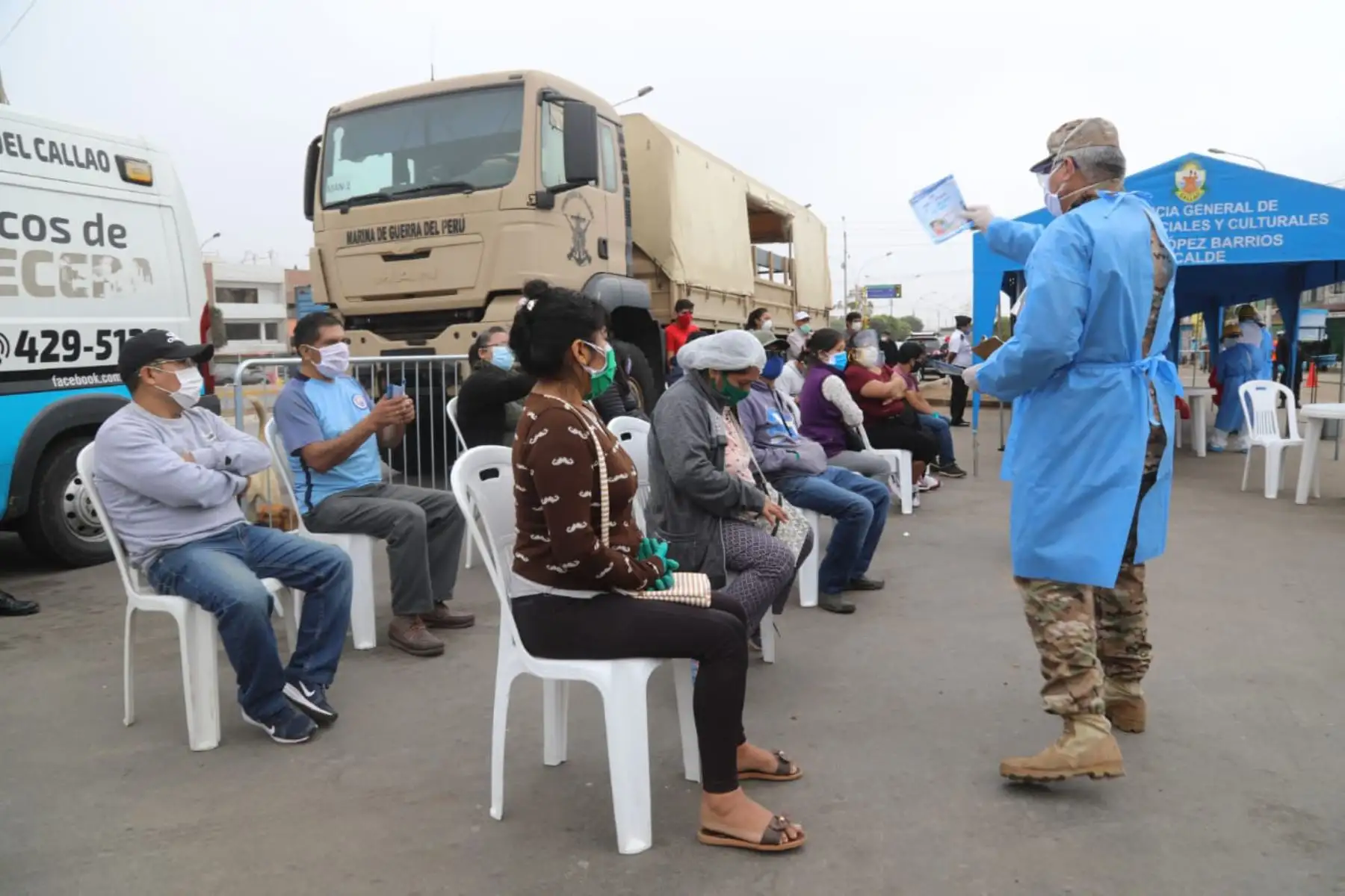 La viceministra de Políticas Agrarias, en coordinación con Ministerio de salud, inspeccionó la toma de pruebas rápidas COVID-19 en el mercado Néstor Gambeta, con la participación de la  Marina y las autoridades locales.Foto:ANDINA/@minagriperu.