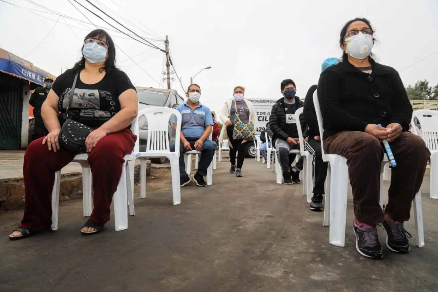 La viceministra de Políticas Agrarias, en coordinación con Ministerio de salud, inspeccionó la toma de pruebas rápidas COVID-19 en el mercado Néstor Gambeta, con la participación de la  Marina y las autoridades locales.
Foto: Minagri