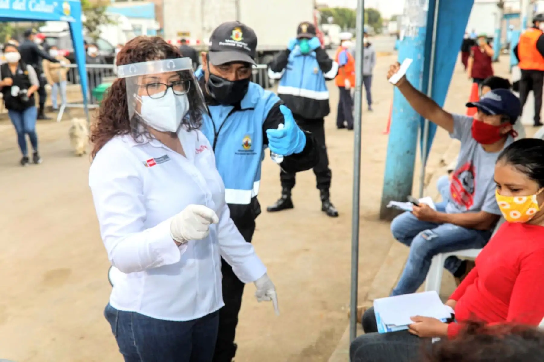 La viceministra de Políticas Agrarias, en coordinación con Ministerio de salud, inspeccionó la toma de pruebas rápidas COVID-19 en el mercado Néstor Gambeta, con la participación de la  Marina y las autoridades locales.
Foto: Minagri