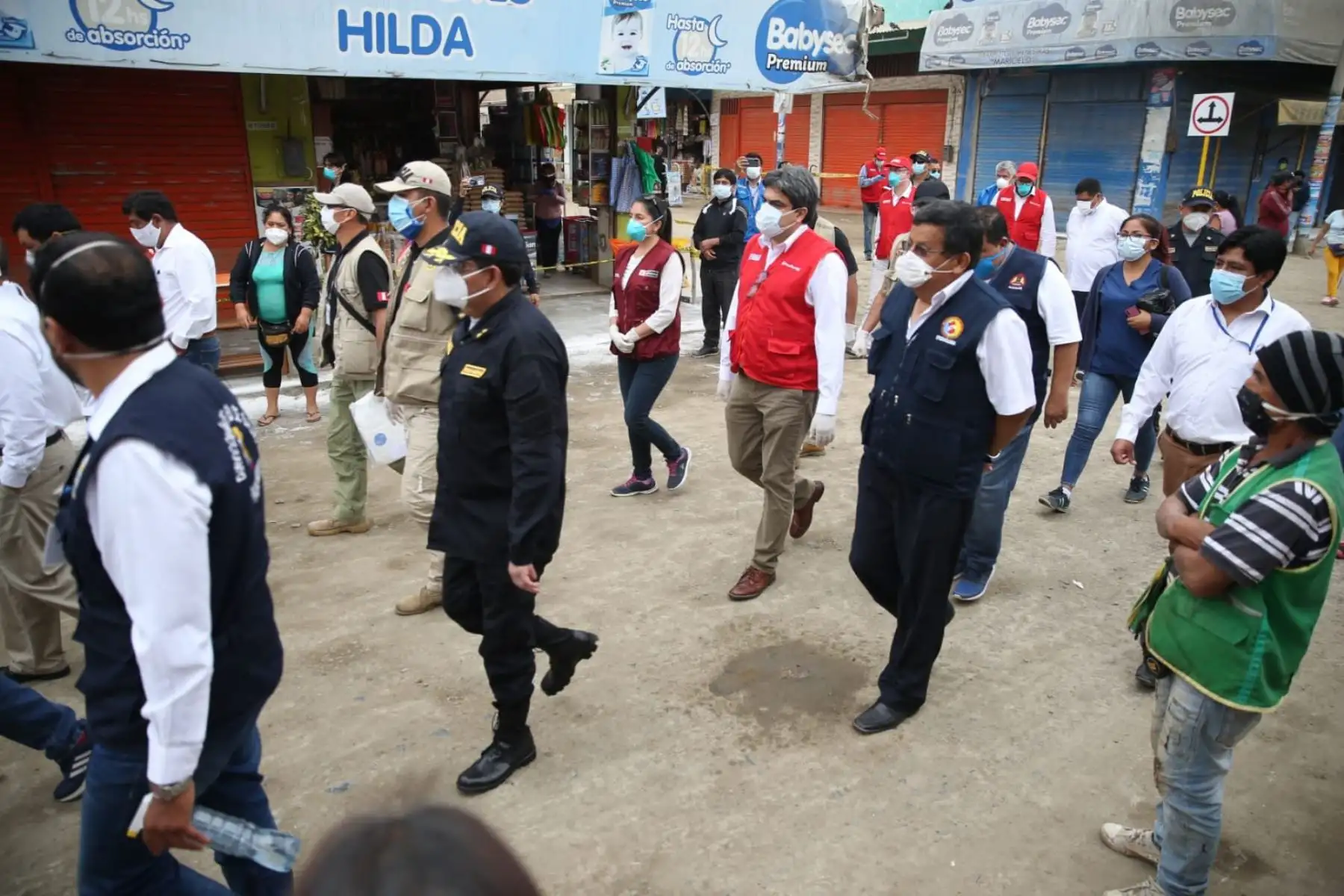 El ministro de Salud, Victor Zamora, el ministro de Educación, Martín Benavides  y gobernador regional de Áncash, Juan Carlos Morillo se reúnen en  Chimbote para monitorear la implementación de medidas para proteger a la población ante el COVID - 19 y entregar material de apoyo.
Foto: Minedu