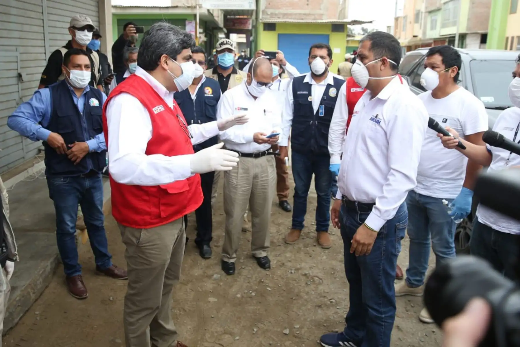 El ministro de Salud, Victor Zamora, el ministro de Educación, Martín Benavides  y gobernador regional de Áncash, Juan Carlos Morillo se reúnen en  Chimbote para monitorear la implementación de medidas para proteger a la población ante el COVID - 19 y entregar material de apoyo.
Foto: Minedu