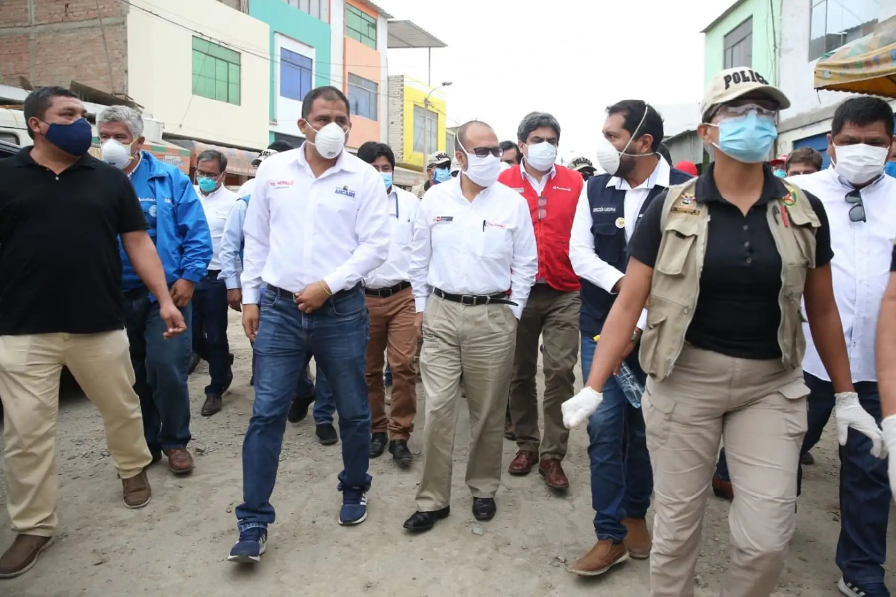 El ministro de Salud, Victor Zamora
 y el ministro de Educación, Martín Benavides llegan a Chimbote para monitorear la implementación de medidas para proteger a la población ante el COVID - 19 y entregar material de apoyo.
Foto: Minsa