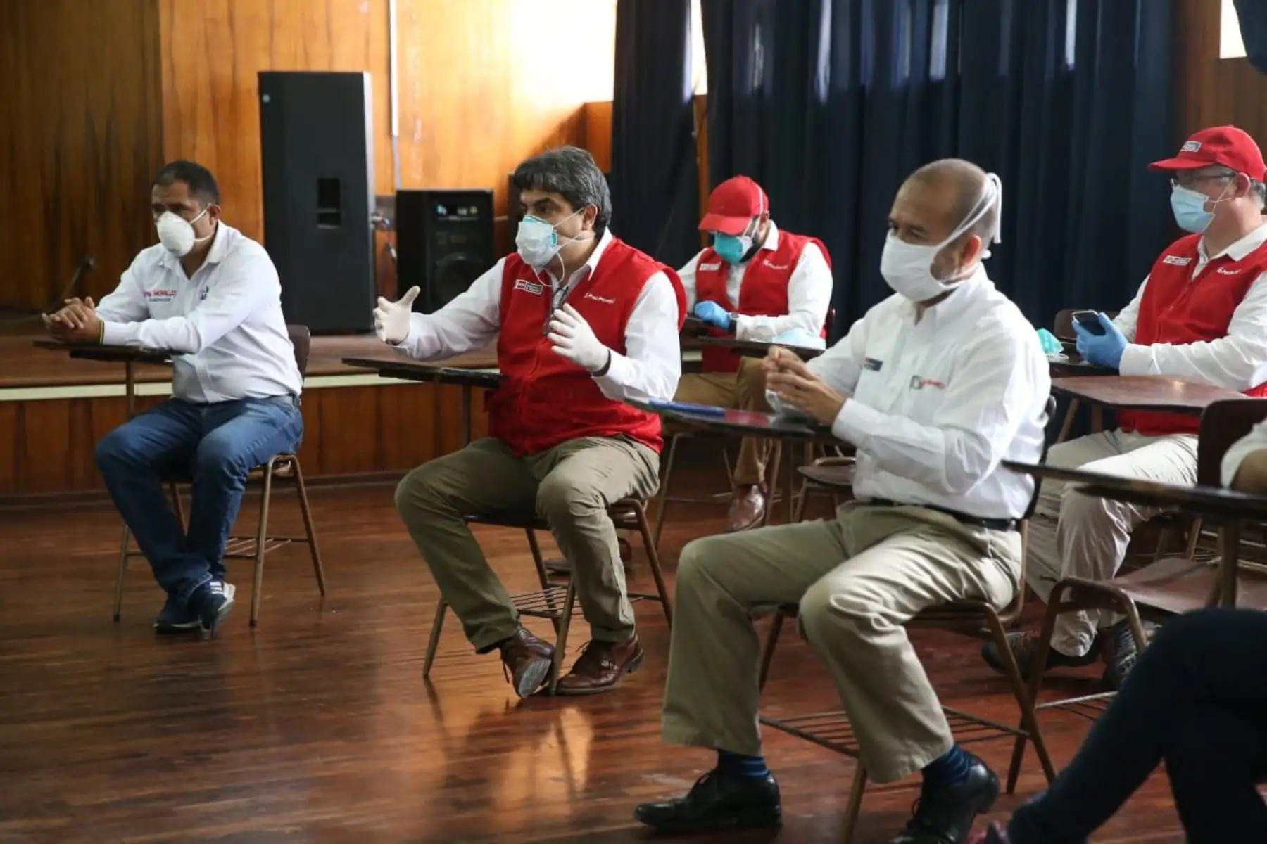 El ministro de Salud, Victor Zamora
 y el ministro de Educación, Martín Benavides llegan a Chimbote para monitorear la implementación de medidas para proteger a la población ante el COVID - 19 y entregar material de apoyo.
Foto: Minedu