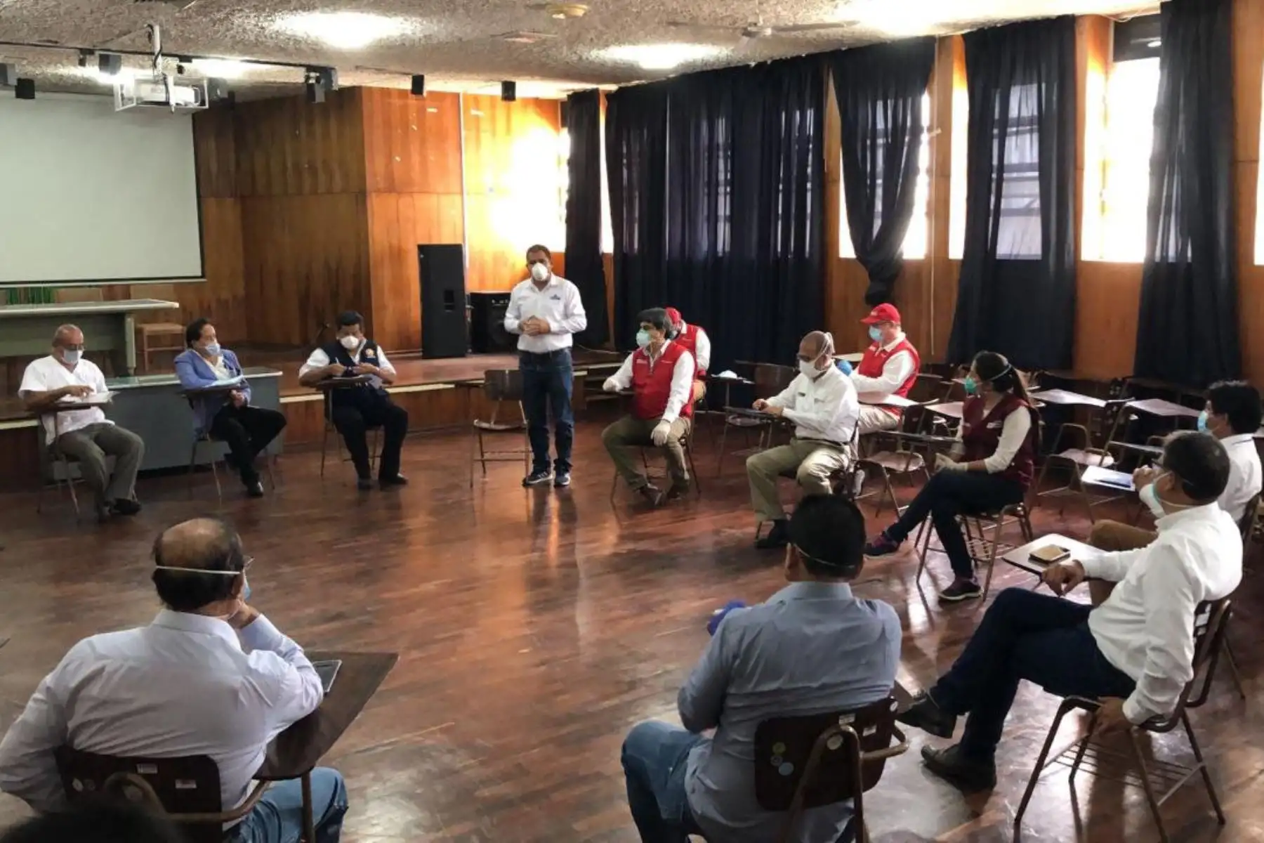 El ministro de Salud, Victor Zamora, el ministro de Educación, Martín Benavides  y gobernador regional de Áncash, Juan Carlos Morillo se reúnen en  Chimbote para monitorear la implementación de medidas para proteger a la población ante el COVID - 19 y entregar material de apoyo.
Foto: Minedu