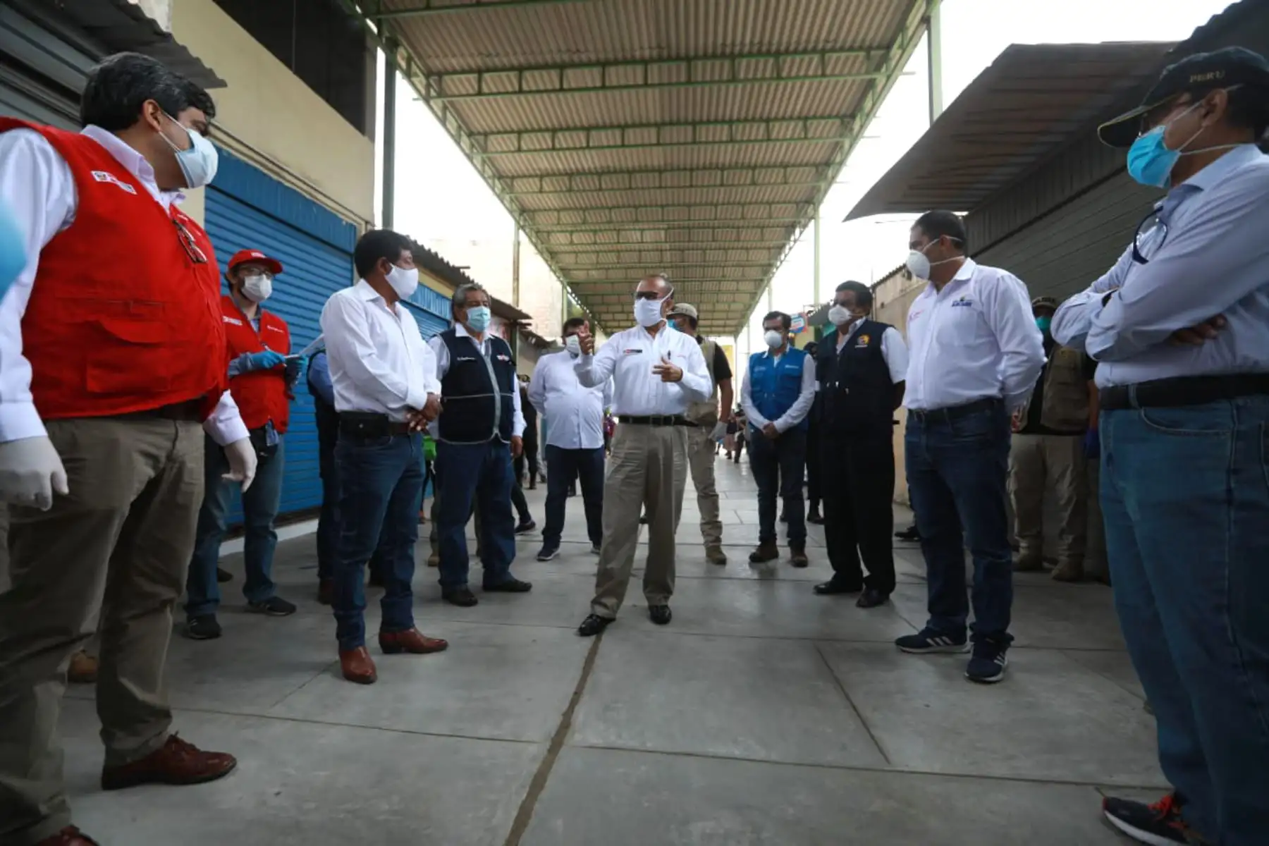 El ministro de Salud, Victor Zamora
 y el ministro de Educación, Martín Benavides llegan a Chimbote para monitorear la implementación de medidas para proteger a la población ante el COVID - 19 y entregar material de apoyo.
Foto: Minsa