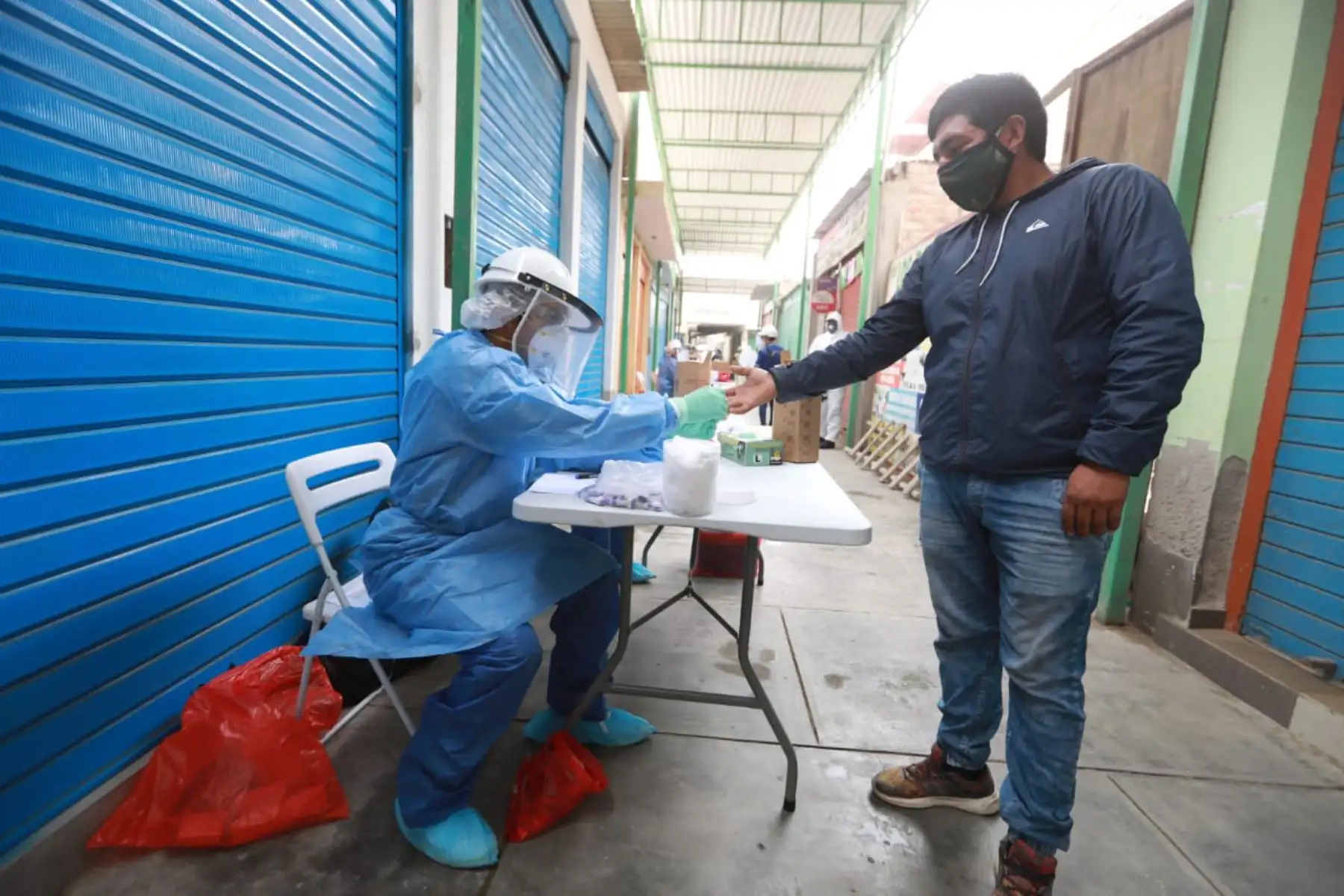 El ministro de Salud, Victor Zamora
 y el ministro de Educación, Martín Benavides llegan a Chimbote para monitorear la implementación de medidas para proteger a la población ante el COVID - 19 y entregar material de apoyo.
Foto: Minsa