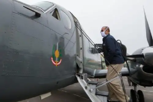 El titular del Minsa partió desde Aviación del Ejército rumbo a Trujillo para luego ir por vía terrestre hasta Chimbote, provincia de Santa, Áncash, en donde participó en una intervención en el Mercado La Perla de Chimbote para la toma de pruebas de descarte de covid-19 e hizo entrega de mascarillas comunitarias.
