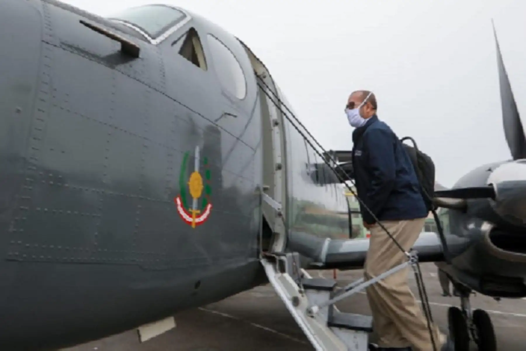 El titular del Minsa partió desde Aviación del Ejército rumbo a Trujillo para luego ir por vía terrestre hasta Chimbote, provincia de Santa, Áncash, en donde participó en una intervención en el Mercado La Perla de Chimbote para la toma de pruebas de descarte de covid-19 e hizo entrega de mascarillas comunitarias.