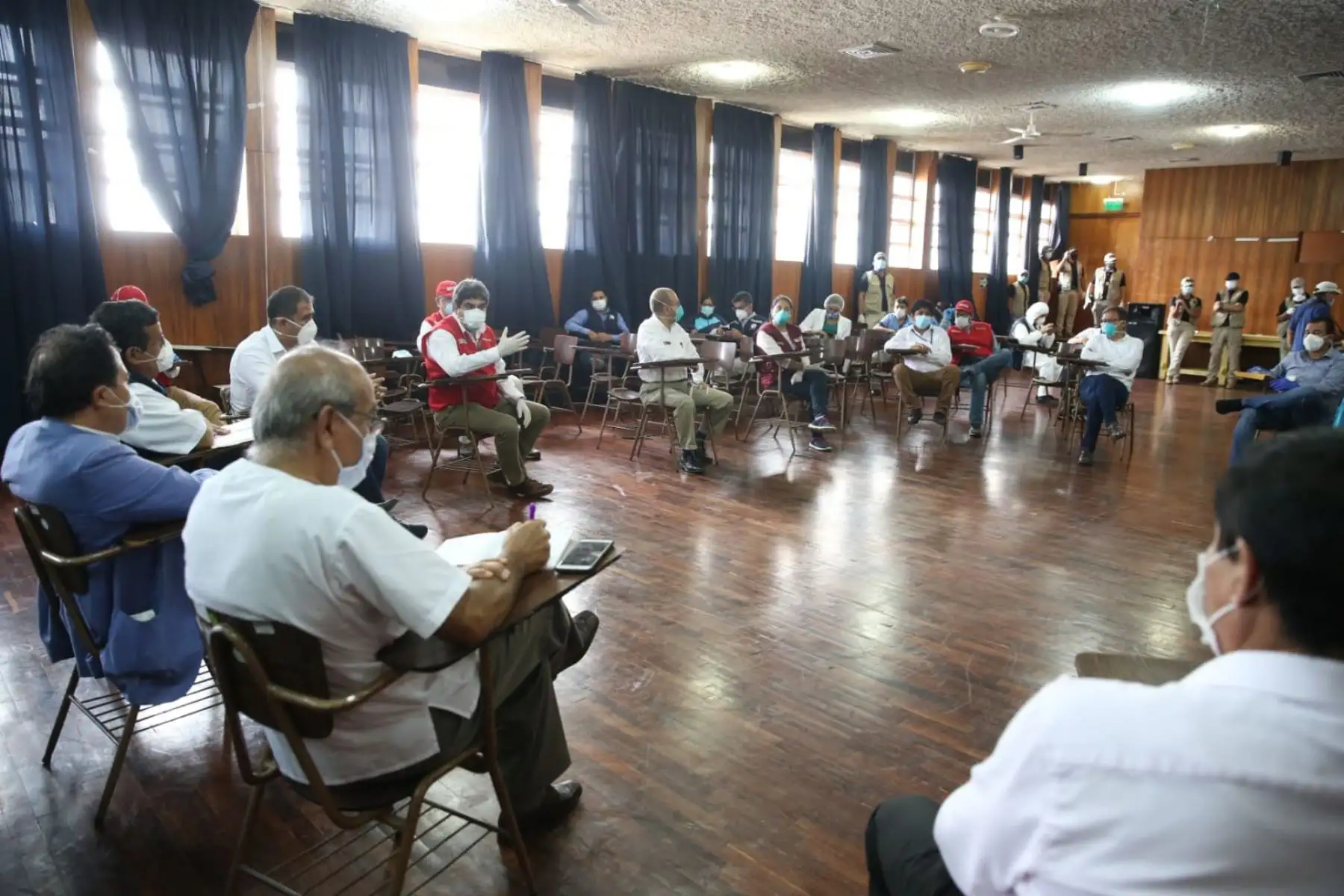 El ministro de Salud, Victor Zamora y el ministro de Educación, Martín Benavides  llegan a   Chimbote para monitorear la implementación de medidas para proteger a la población ante el COVID - 19 y entregar material de apoyo.
Foto: Minedu
