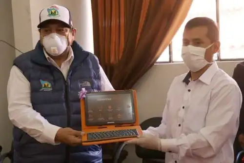 El Gobierno Regional de Apurímac, a través de la Dirección Regional de Educación, entregó un primer lote de 1,354 tablets acondicionadas para estudiantes de zonas rurales de las provincias de Antabamba y Grau para que mejoren sus aprendizajes virtuales en el marco del programa “Aprendo en Casa” del Ministerio de Educación.